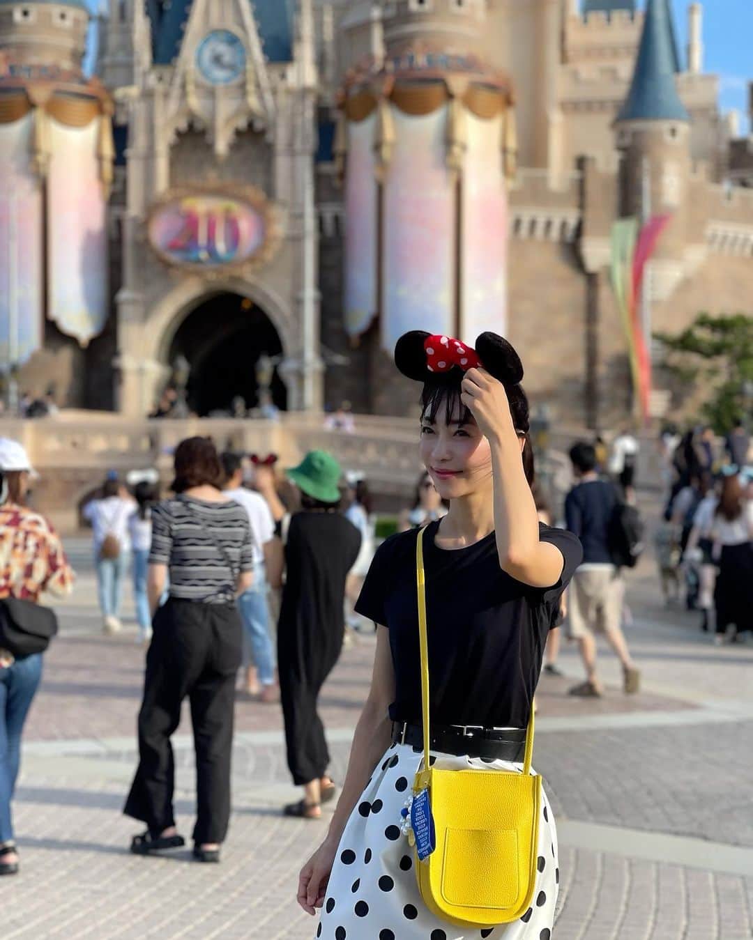木本泉のインスタグラム：「- ディズニーランドへ❤️  やっぱり夢の国で楽しい🏰⭐️  今日はいつもより空いていてラッキーでした！  #東京ディズニーランド」
