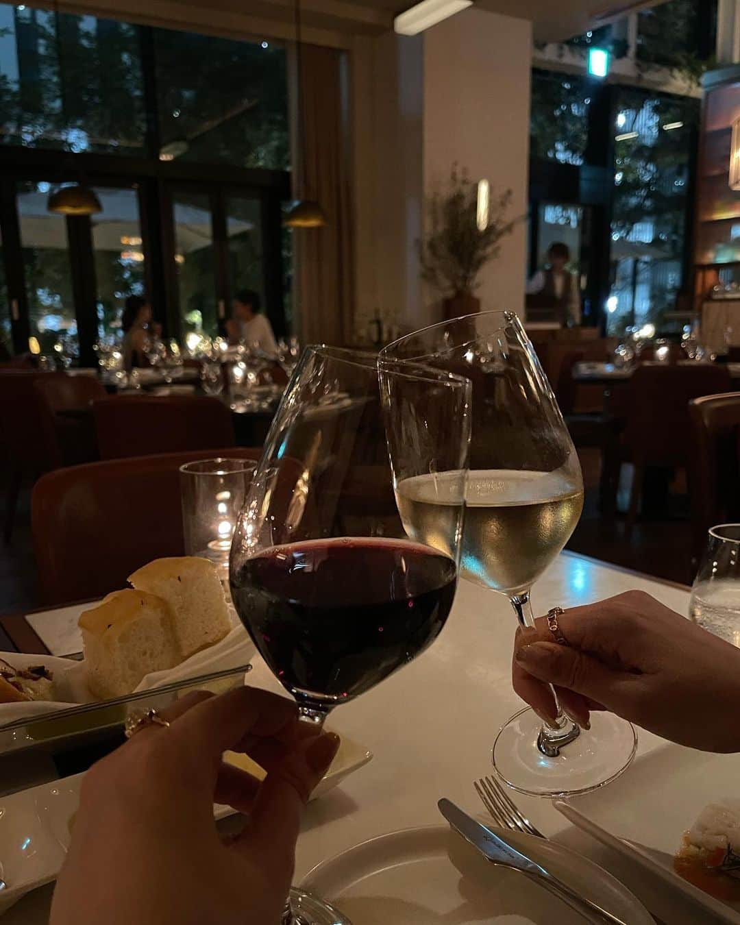 大坪はるらのインスタグラム：「まりなちゃんのお誕生日お祝いは @scarpettatokyo に‪‪❤︎‬  彼女の優しく、愛情深いところ 聡明で、情熱的なところ 他にも大好きでたまらないところが沢山。‪‪🤍 心からおめでとう  今度はゆっくり旅にでも出ようっ♡」