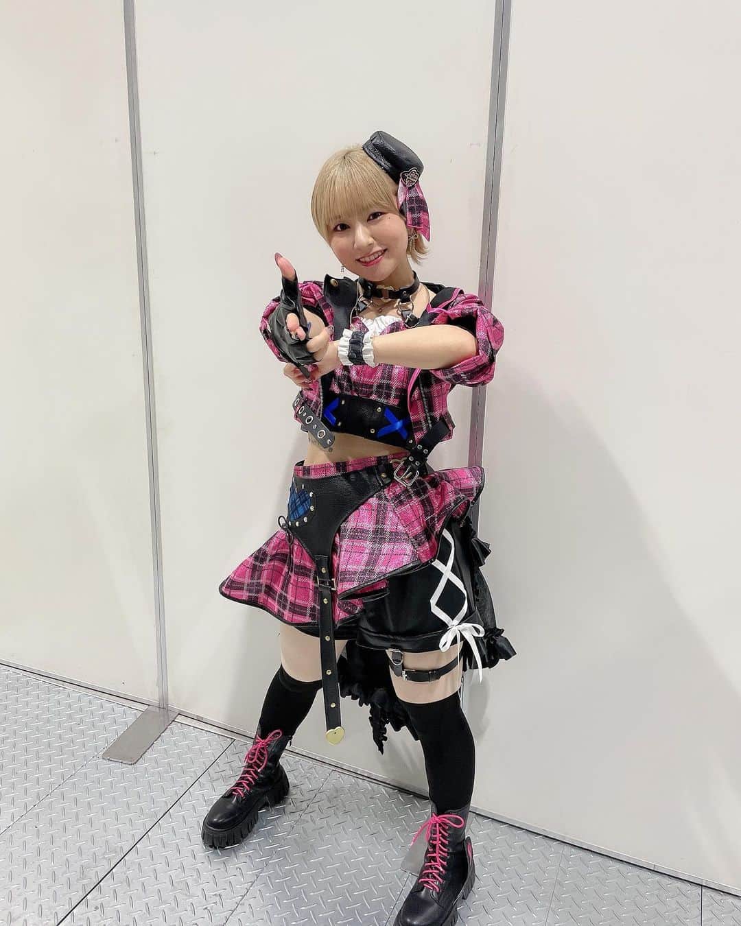 富田美憂のインスタグラム：「改めまして、 『THE IDOLM@STER CINDERELLA GIRLS Shout out Live!!!』、ありがとうございました！ 富田はDAY1に出演させていただきました！  シンデレラガールズに加入してから初めての声出しライブ。やっとみなさんの声を聞くことができました！  My-Style Revoのサプライズ披露などあきら的にも盛りだくさんで、最高に楽しかったです！  あと個人的な話になりますが、ギターの睦月周平さんにはアーティストの仕事の方でも大変お世話になっている方でして、睦月さんのギターで歌えたことも嬉しすぎて！  そして今回は写真いっぱい撮るために自撮り棒を持参したのでみんなといっぱい撮れました！後日みんなとの写真もバシバシ載せますね📸  ひとまず、2日間本当にお疲れ様でした！これからもプロデュース、よろしくお願いします！  砂塚あきら🦈富田美憂  #アイマス  #アイドルマスターシンデレラガールズ  #砂塚あきら  #今日のあきららコーデ」