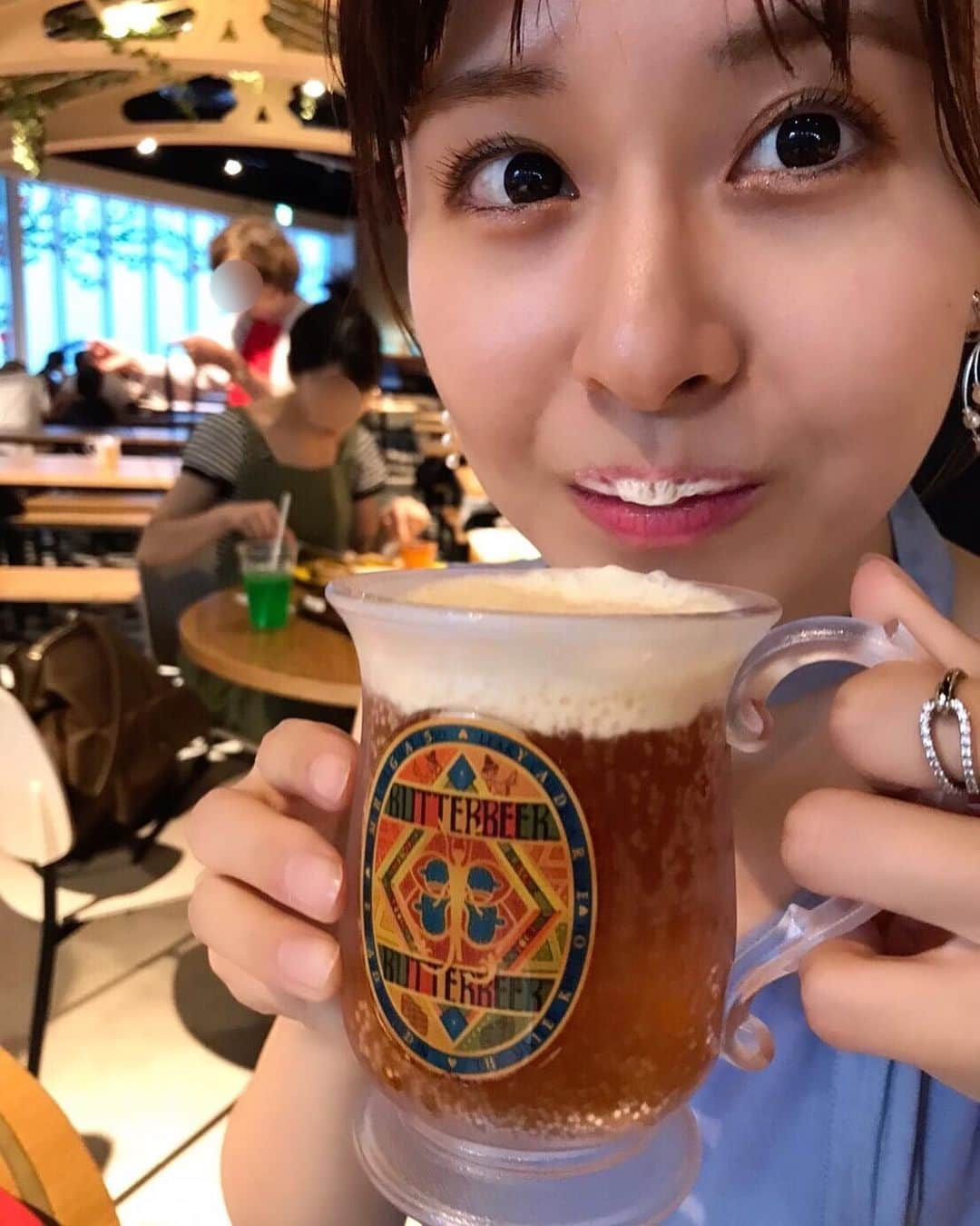 望木聡子のインスタグラム：「「#ハリーポッタースタジオツアー でもちきり」食べ物編🍻＋おまけ  自分の目で見たい方、 写真3枚目以降は料理なので閲覧注意です⚠️  おなじみ #バタービール に #9と4分の3番線 #ホグワーツ の寮にちなんだプレート。 わたしは #グリフィンドール 🦁 友人は #ハッフルパフ を選びました🦡  広すぎて途中で歩き疲れるので飲食必須です… そして美味しい…！ 次はスイーツもいきたいな🧁  写真6枚目、ちゃっかり シリウスおじちゃんになりきってみましたが まったく凄みがないですね😢 (体験ブースは結構並ぶけれど 良い記念になるのでおすすめ！)  時間に追われ、狙っていたホグワーツ入学許可証を お土産に買えなかったのが心残りです…。 また行かなきゃね🪄  #マグル なう #warnerbrosstudiotourtokyo #HarryPotter #HarryPotterTour #ハリーポッタースタジオツアー東京 #ハリポタツアー #スタジオツアー東京 #WBTourTokyo #StudioTourTokyo #スタジオツアー #ポタツア #フラーデラクール #ボーバトン #ワンピース #シリウスブラック #メーテレ #アナウンサー #メーロメロアンバサダー #望木聡子」