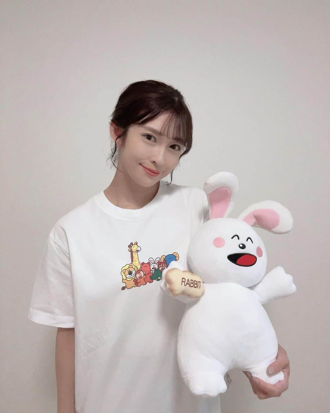 山岸愛梨のインスタグラム：「ユニクロでたべっ子どうぶつTシャツを見つけたので パジャマ用に2枚購入😴 大きいサイズを買ってしまったのでぶかぶかですが パジャマなので問題なし。  たべっ子どうぶつは味もキャラも大好きです。 ちなみに、さつまいもバター味のたべっ子どうぶつはさやっちがくれました！ほんのり甘くて美味しすぎる！  さやっちありがとう🤍  #たべっ子どうぶつ #ユニクロ #ユニクロ購入品」