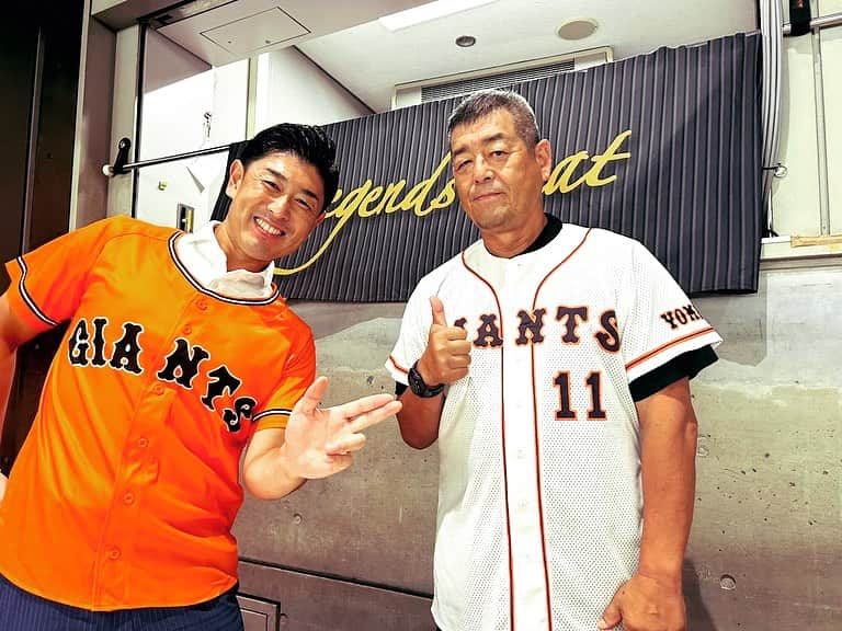 高橋大輔のインスタグラム：「ジャイアンツ、ナイスゲームでした😊  この3連戦、2勝1分け⚾️  引き続き、一戦必勝の試合が続きますね。  最後まで、どんな時も🎤  レジェンズシート解説は角盈男さん！ 左のサイドスローを表現したつもりが‥  スペル・デルフィン選手or中村優作選手みたいな感じに‥分かる人には分かるはず（笑）  この3連戦も多数のご来場、熱い応援ありがとうございました！！  9月17日、対東京ヤクルトスワローズ14時プレイボールです🏟️  ご来場お待ちしております☺️  #読売ジャイアンツ #ジャイアンツ #東京ドーム #レジェンズシート #角盈男さん #スタジアムmc #髙橋大輔 #高橋大輔」