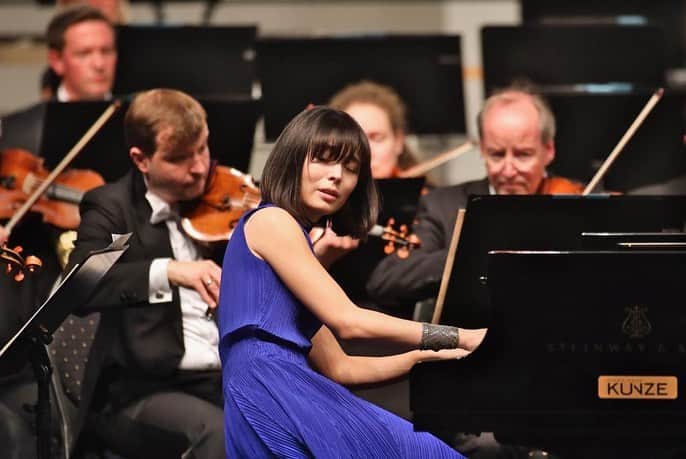 アリス＝紗良・オットのインスタグラム：「It was so nice to be back with the @festspielemv family and to perform with @fabiengabel and #ndrradiophilharmonie at the beautiful @landgestuetredefin   ©️Danny Gohlke」