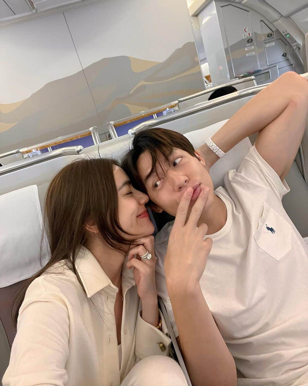 キンバリー・アン・ウォーテマス・ティアムシリのインスタグラム：「And our wedding week starts now!!! WeeHehehehe🥰❤️🇮🇹 @mark_prin Thank you @emirates for this special surprise🫶🏻 #emirates #flybetter」
