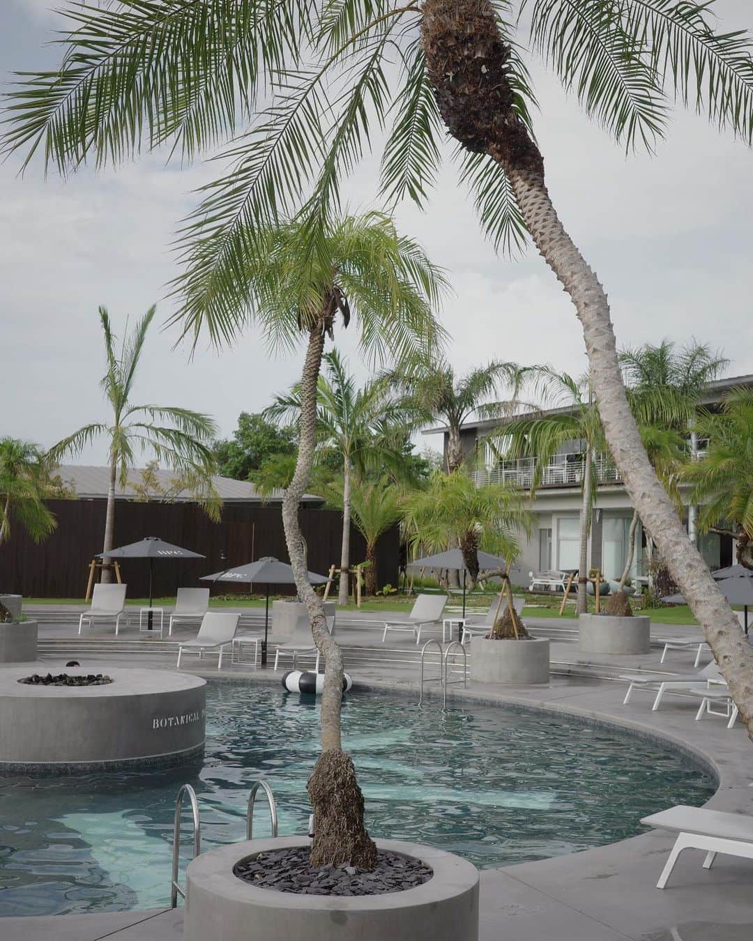 のインスタグラム：「swipe⇔🌴　@botanicalpoolclub   とびきり素敵なプールには、今年の夏着れなかった水着たちを 何枚か持って行った。 久美さん @kumi511976 と @reir_beach_active コラボの水着は 'これさえあれば' で、2年選手。 大人が長く愛せる上質なSWIM WEAR。  夏の終わりに、素晴らしい空間で 大切な人たちと過ごせた 嬉しい時間でした。  #botanicalpoolclub #swimwear #女子旅 #luxuryhotel」