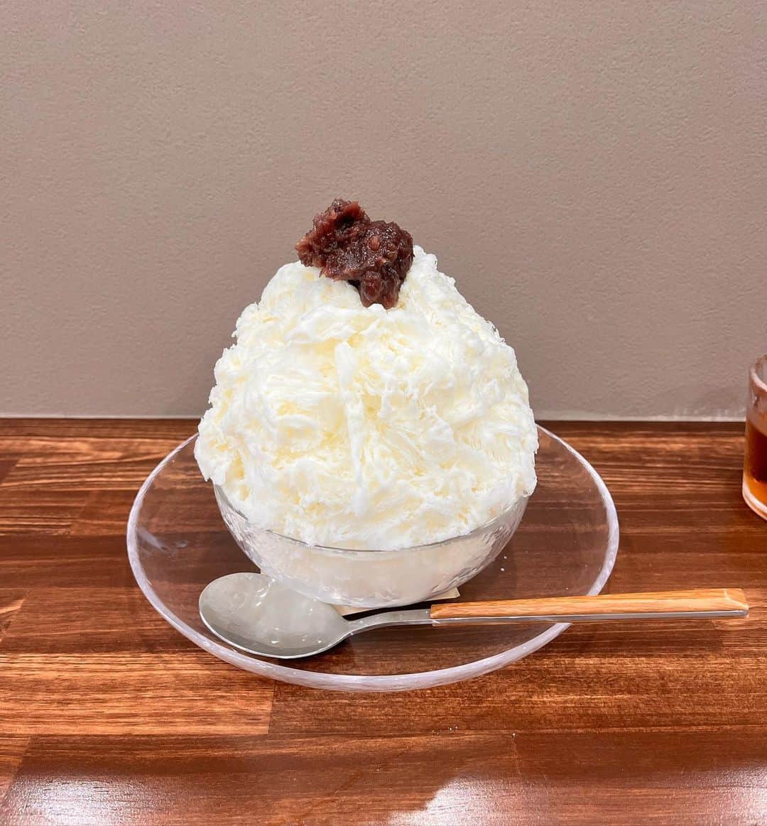 田名部生来さんのインスタグラム写真 - (田名部生来Instagram)「🫘  はじめましてのお店。  シフォンケーキのお店と 認知してたんだけど スムージーとかき氷も 始められたみたい✨ 氷のれんに釣られて おじゃましてみました。  あずきみるく のかき氷とってもおいしくて 氷の削りも細かくふわふわで 練乳ミルクも好みで 中に入ってるグラノーラもカリッカリでかなりおすすめしたいお店になりました👏  巨峰も気になる🍇  お茶とシフォンケーキの サービスもとても嬉しくて。 これまた美味しすぎて シフォンケーキも テイクアウトしました☺️ 紅茶のシフォンケーキが 最高だった〜！  クノップゥさんの近くでもあるからハシゴしちゃうな...笑  #かき氷 #ピラグアおばさん備忘録𓏐𓌈  #あざみ野」9月10日 14時46分 - mnkspnpn