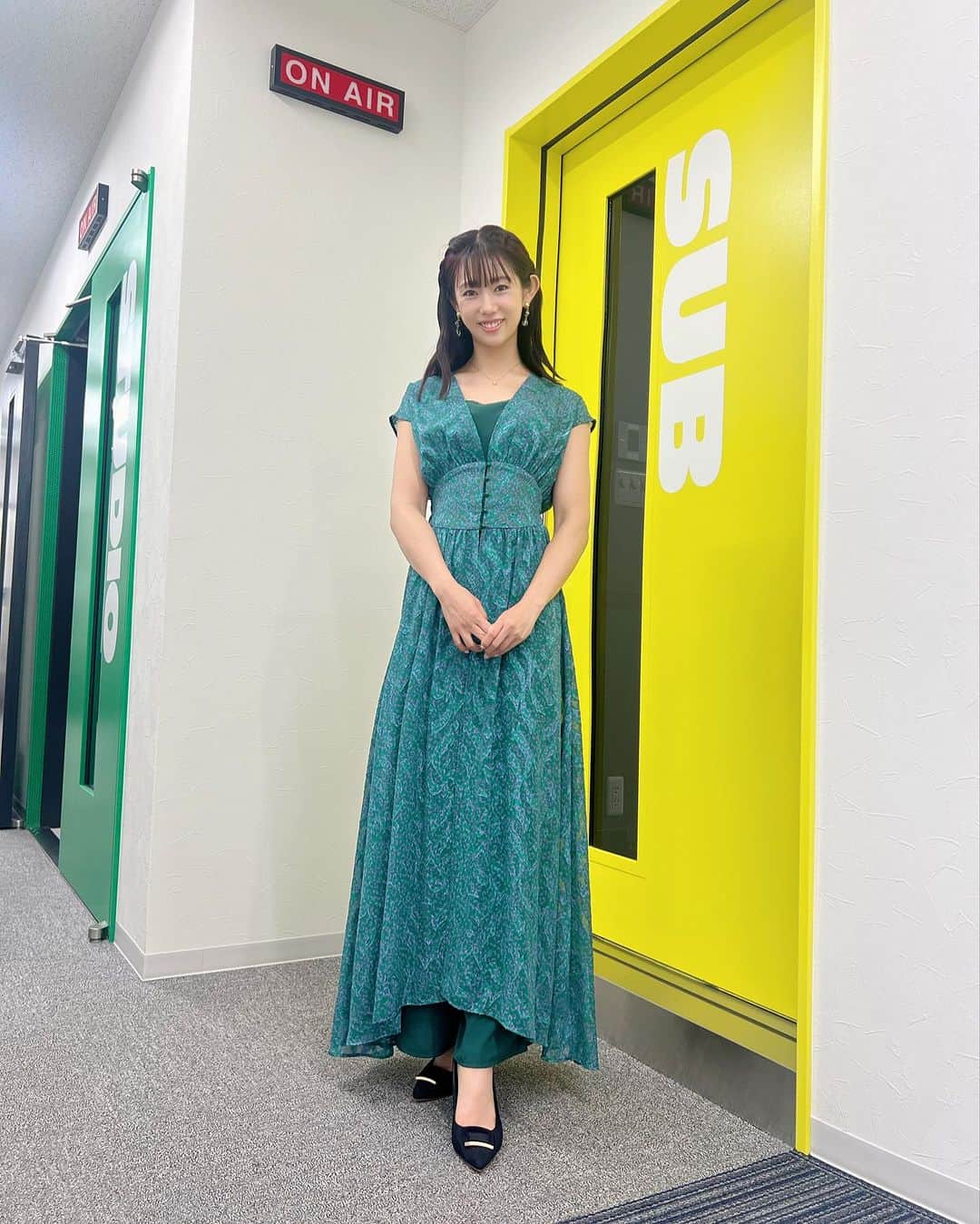 堀江聖夏のインスタグラム：「⌇‎📺♡ ⁡ 最近緑がブームです💚 ⁡ 毎週日曜日はBS日テレ「汐留TV!」 22:54〜みてね♡ ⁡ ⁡ ワンピース∶Ori by chouori @ori_by_chouori  イヤリング&ネックレス∶ABISTE @abiste_official  パンプス:スタイリスト私物 ⁡ いつも衣装をありがとうございます🥰 @stylist_sanae_ymsk_    ________________________________ #汐留TV #summer #BS日テレ #ワンピース #骨格ウェーブ」