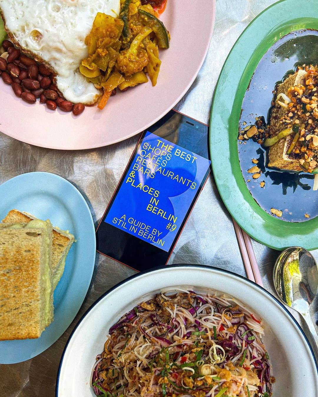 STIL IN BERLINのインスタグラム：「Oh hi, who’s this? A new edition of my guide, that’s who it is! A handy pdf that you can download anytime and anywhere -  141 hand-picked tips on where to eat, drink, and shop in the whole city – including 16 new additions for this 9th edition!  None of the recommended spots have paid to be in this guide - there are no ads or other sponsored entries.  Yummy!   Thank you @mamakanberlin (one of the newbies in the guide) for the beautiful spread.   #foodinberlin #berlinfood #berlin #berlinfoodguide #berlinfoodie #berlinguide」