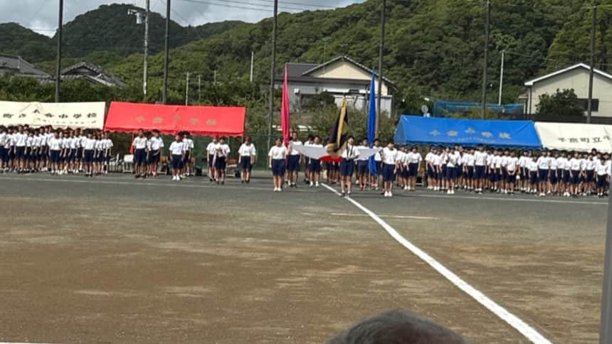 林克治のインスタグラム：「南房総市立千倉中学校運動会！  来年からは南房総中学校になる為、最後の運動会に顔を出させていただきました。  所用により開会式しか見ておりませんが、やる気に満ち溢れた生徒たちの若いパワーに圧倒されました！ 来年からは、白浜地区の生徒と仲良く互いに切磋琢磨しながら実りある中学校生活にしていただきたいです！  #南房総市立千倉中学校 #千倉中 #最後の運動会 #熱中症を考えると来年度以降開催時期の変更も考えるべき #運動が苦手だったり嫌いな生徒は参加を選択制へと検討すべき」