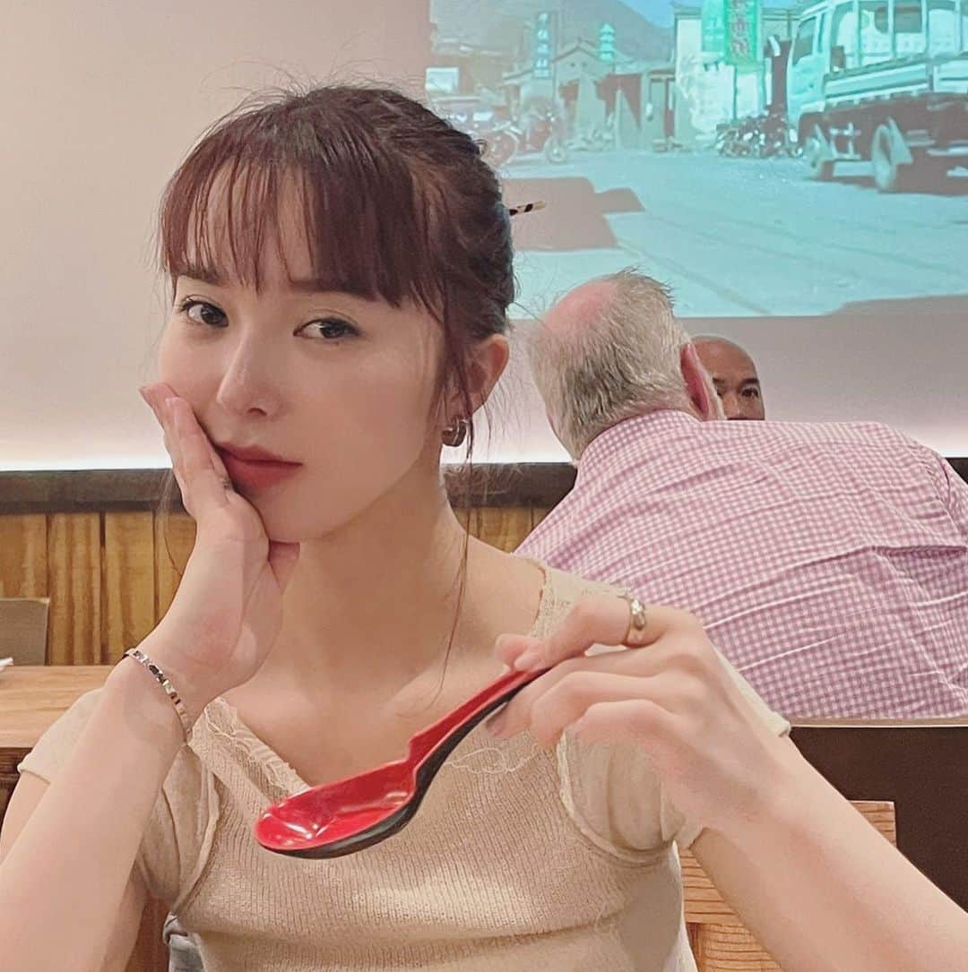 柊有紗のインスタグラム：「食事のことをたまに聞かれることがあるのだけど、沢山食べるよ！ご飯大好き！☺️  色んなダイエットを試してみて、私はストイックにやりすぎないことがヘルシーな身体を保つ方法だと分かった！  スタイルキープの秘訣は1日2食、ストレスを溜め込まないこと、基本的に飲み物はお水、適度は運動かな？ また気づいたことがあったら、snsに書いてみることにする!」
