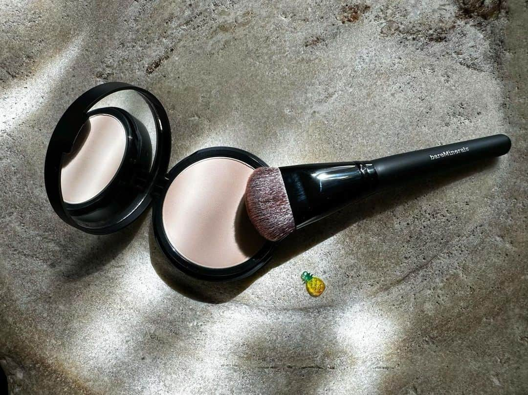 樹神のインスタグラム：「bareMinerals BAREPRO  16HR Skin Perfecting Powder Foundation  しなやかで軽い化粧膜が16時間美肌カバー 皮脂や汗による崩れテカリを抑え 配合されているパイナップル成分が古い角質にアプローチ、潤って肌が明るく見えます。 運動して汗をかいたり、冷暖房で乾燥したり一日のうちでも肌環境が違う人にもとても合うかも。  下の段にスポンジ付属でそちらも便利ですが、 ブラシとスポンジの良さを兼ね備えたリュクスパフォーマンスブラシ、 もっちりと気持ち良くてきれいにフィットさせてくれます。  #bareMinerals #BAREPRO #16HRskinperfectingpowderfoundation #ベアミネラル #ベアプロ #16hrスキンパーフェクティングパウダーファンデーション」