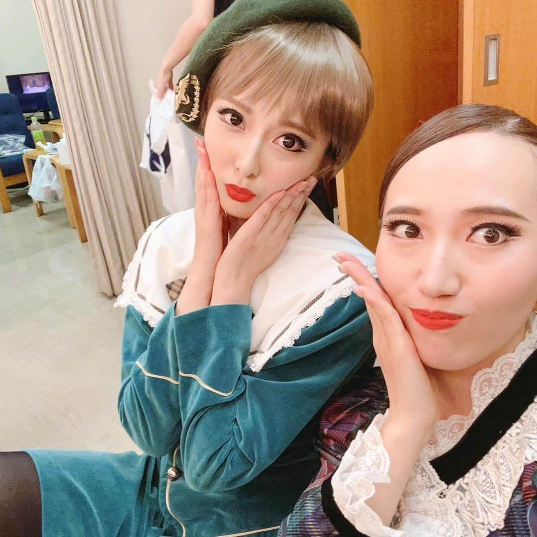 林田雪菜さんのインスタグラム写真 - (林田雪菜Instagram)「ユリコバレエスタジオ30周年記念発表会⑤  今回、舞台をいつも以上に楽しめたのは間違いなく2人のおかげ🤍 みくちゃん、もえかっぺ🫶 @miiikumiiiku @moekatsuki27   本番はもちろん、楽屋も普段のレッスンも 2人がいたから本当に楽しかったし もっともっとバレエが好きになった❤️ 2人と一緒に撮った写真は爆笑してる写真ばっかり🤣 心からありがとう✨ そしてらびゅー🫶🫶🫶だいすき！！  仕事との両立は大変なところもたくさんあるけど、好きを極めて お互い励まし合いながら 楽しんでいこうね✌️  そして観に来てくれたOGのみんな、えみちゃんとの写真は ほんと落ち着く顔ぶれ🤣笑 ユリコバレエ初期メンバー？古株？笑 観に来てくれてありがとう🥰 小さい頃から苦楽を共にした友達は本当に一生大切な友達で 皆に出会えたことは私にとって宝物です🥳 これからも末永ーーくよろしくね❤️ また皆で踊ろう🩰✨  8.9枚目の写真！ 10年前の20周年記念公演の時のもえかっぺとの写真🥹 そしてさらに遡って、、何年前かもわからないくらい昔の写真も🤣 小さい時から一緒に踊ってきて、久しぶりにまた同じ舞台に立てて本当に嬉しかった💛 たくさんの刺激をもらったよ！ありがとう🫶  #ユリコバレエスタジオ #熊本バレエ #yurikoballetstudio #ユリコバレエスタジオ30周年記念公演 #20230813 #バレエ #ballet  #バレエ大好き」9月10日 15時05分 - hayashidayukina