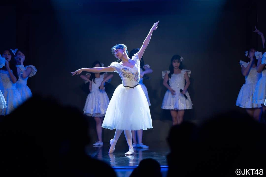 仲川遥香さんのインスタグラム写真 - (仲川遥香Instagram)「JKT48劇場11周年イベントにサプライズで出演してきました！！！ “孤独なバレリーナ”のセンターをやらせて頂きました🩰 出演が決まってからほぼ毎日バレエのクラス終わって練習サポートしてくれたまりちゃん(@mariri_day )ゆり( @yuria_623 )バレエの時は家族ではなく先生として時には厳しく教えてくれました🫣2人の先生が一生懸命教えてくれてなんとか無事踊れることができました！ バレエ初めてまだ2年半だけどここまで踊れるようになったのは2人のおかげです🥺💓いつもありがとう！ そしてJKT48の劇場がこうしてまだあるのは今の現役のメンバーが頑張ってくれてるからだと思います！これからもホームタウンを守って行ってください！JKT48劇場11周年本当におめでとう🎉🥳  Kemarin ada event #JKT48Theater11thAnniv 🎉 Pada kaget ya aku surprise ikut show 11thanniv🤭 Aku diberi kesempatan untuk menjadi center lagu “ballerina dalam sepi”🩰  Maria&yuria yang membantuku berlatih setelah kelas balet , meskipun kita kaya keluarga tapi kalo ballet mereka guru yang terbaik buat aku. Kadang mereka galak sih wkwkw🤭🫣‼︎tapi karena guru nya sangat baik jadi aku bisa tampil show kali ini. Baru dua setengah tahun sejak aku mulai menari balet, berkat mereka berdua aku bisa menari sejauh ini Terimakasih Maria dan Yuria🙇‍♀️❤️  Dan aku senang ya theater jkt48 11 tahun masih ada!! Sampai sekarang bisa bertahan home kita karena member sekarang sangat berusah dan mereka yang ada disini theater masih ada. Dan juga ada fans yang tetap dukung JKT48 dan selalu datang ke theater JKT48 sampai sekarang. Terimakasih semua yang selalu dukung JKT48 ya❤️ Semoga theater tetap ada terus sampai aku tua ya🤣💓 Sekali lagi selamat ulang tahun yang 11 theater JKT48🫶🏻  📷… @rezzahabibie @jkt48   #indonesia #jakarta #japan #jkt48 #theater #ジャカルタ生活 #元JKT48 #劇場 #バレエ #大人バレエ #仲川遥香」9月10日 15時18分 - haruuuu_chan
