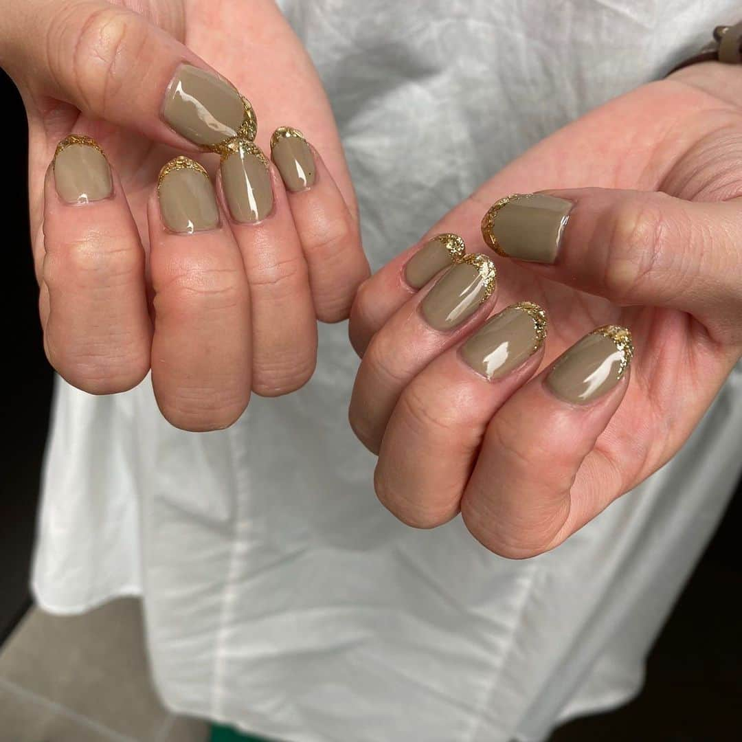 三島ゆかりさんのインスタグラム写真 - (三島ゆかりInstagram)「今回初めて行くネイルサロンに行ってきた💅 いつもは夫に子供を見てもらえる日に予約が取れるかどうかで、そのタイミングが合わないと1爪剥がれ、また1爪剥がれと次に行くまでに半分くらい剥がれてしまってることもあって💦 1つ剥がれたらもうやり変えたいのにすぐに行けないのがもどかしかったんですが、今回は子連れOKのサロンで、ベビーサークルが設置されてておもちゃもあって、テレビでYouTubeも見せることができてベビーカーで行くことが可能✨ いつも行ってるサロンももう長いこと通っててお子さんも連れてきてもらっていいですよ〜って言ってくれてたんだけど、今歩き回るからたぶん色々触ったりして大変だと思ったんだよね🥺 ここも家から近いし施術スピードも早くて、ネイリストさんもお子さんがいらっしゃるので保育園とか幼稚園についてのお話が聞けるのもとても良かった👶❤️ 濃いめのグレージュにゴールドのフレンチ💅 秋っぽくて可愛い〜🥰  #ネイル #ネイルデザイン #フレンチネイル #ゴールドネイル #秋ネイル #子連れokサロン #ベビーサークル完備 #美容 #一児のママ #男の子ママ #ママでも綺麗に」9月10日 15時11分 - apple340