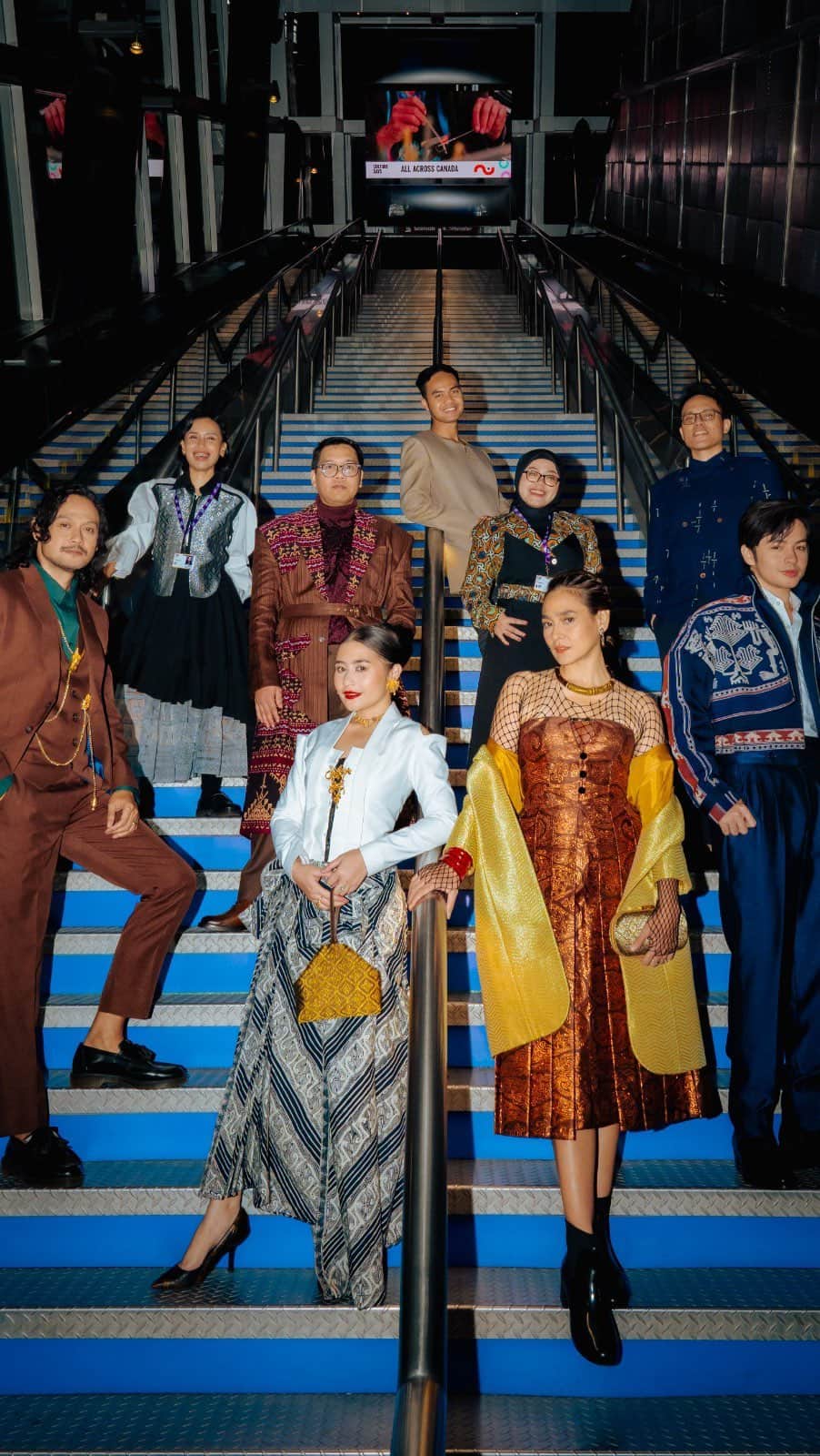 Prilly Latuconsinaのインスタグラム：「World Premiere @filmbudipekerti di Toronto International Film Festival @tiff_net   Sungguh sangat emotional nontonnya karena sangat relate dengan cerita hidupku. Banyak adegan yang membuat aku ketrigger. Senang sekali bisa menjadi bagian dari film ini dan bisa menyampaikan pesan yang penting lewat film dan karakterku.   Biasanya kalo premier nonton bareng teman-teman dan keluarga, kali ini nonton bareng penonton dari berbagai negara 🥹 Bangga sekali rasanya!   Terima kasih ka @wregas_bhanuteja yang sudah memberikan kepercayaan untuk aku dan juga mendampingi aku agar bisa menampilkan yang terbaik.   Selamat untuk kita semua 🇮🇩❤️」
