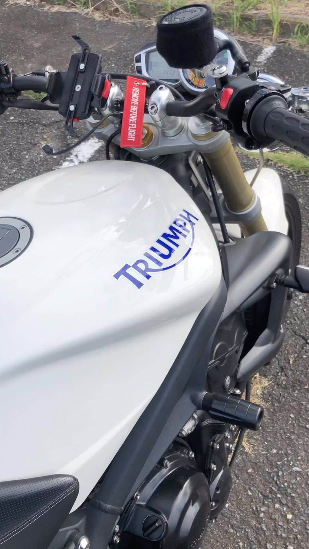 KIYOのインスタグラム：「ちゃんとストトリにも乗るのだ😆✨  #triumphmotorcycle #streettriple #675 #speedtriple #streetfighter #トライアンフ #ストリートトリプル #ストトリ #ストリートファイター」