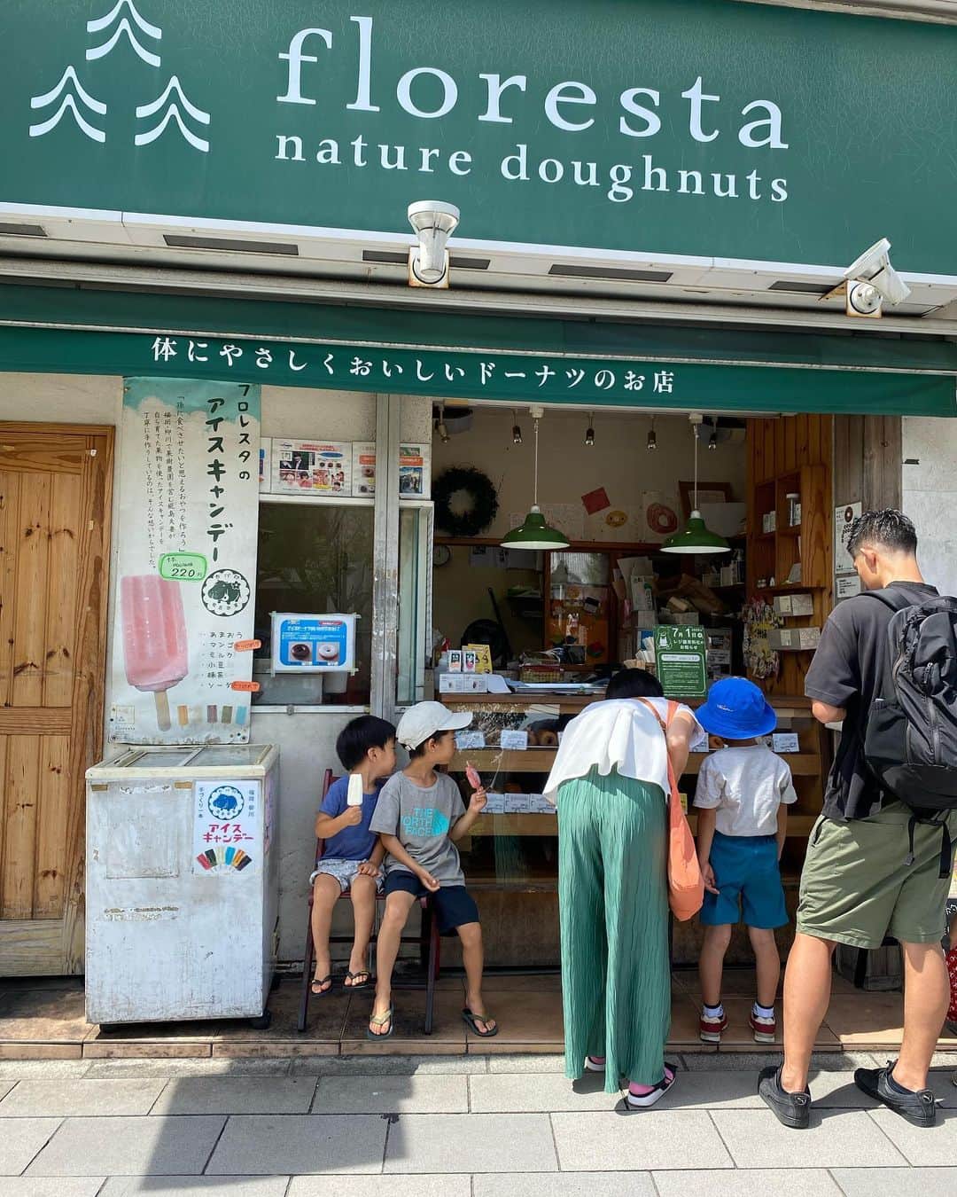 前田有紀のインスタグラム：「最近チーム感が増し増しの長男と次男。親分と子分みたいになっていつもつるんでいる。目の前のことにいつも夢中。好きなこと、食べたいものにどこまでも貪欲なのが共通点。  この週末は私は単身出張だったので、子どもたちとは一緒に過ごせなかったけど、離れてみると鎌倉の日々、日常のせわしなさも、思い通りに過ごせない毎日も、とても恋しいものだと気付いた。買い物にでかけたのに、あのドーナツ屋さんの前でアイスキャンディー求められて、なかなか予定がこなせなかったいつかの休日。  #鎌倉暮らし」