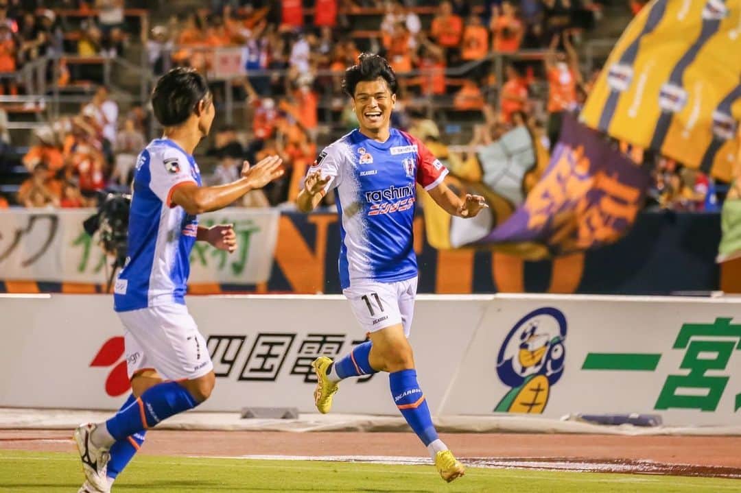 深堀隼平さんのインスタグラム写真 - (深堀隼平Instagram)「夏ユニ3連勝⚪️🔵🔴 そして、今シーズン5点目✋🏻まだまだ取るぞ。 たくさんの応援ありがとうございました！！🔥  #ehimefc #11」9月10日 15時23分 - f_shunp