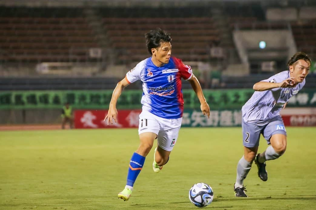 深堀隼平さんのインスタグラム写真 - (深堀隼平Instagram)「夏ユニ3連勝⚪️🔵🔴 そして、今シーズン5点目✋🏻まだまだ取るぞ。 たくさんの応援ありがとうございました！！🔥  #ehimefc #11」9月10日 15時23分 - f_shunp