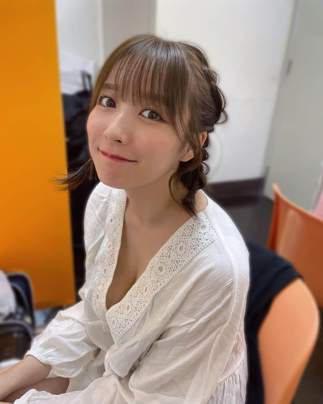 紺野栞のインスタグラム：「❔🐇🎧💭🤍」
