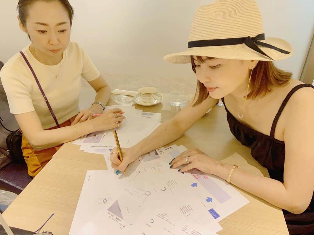 平子理沙のインスタグラム：「こんにちは😃 久しぶりになりますが、 現在、ジュエリーブランド、 JADE (ジェイド)の新作を開発中です💓  大好評だったシュガームーンの シリーズを考えています🌙💕 今回は大きさ、形状にこだわり、 ビジネスシーンでもプライベートでも着用できるデザインにしようと思っています。  早く皆さんに紹介できるように頑張ります。 楽しみにしていてくださいね💎✨ @jade.jewelry_official   #jadejewelry #jewelry #sugarmoon#fashion#lifestyle#risahirako#平子理沙」