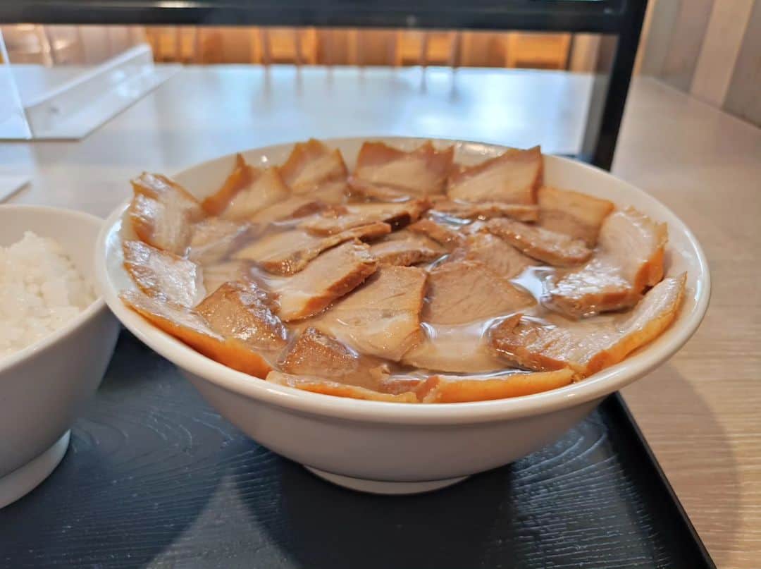 のインスタグラム：「メガ盛り焼豚ラーメン(塩)+ライス 喜多方ラーメン 坂内 品川シーズンテラス 9/4〜9/15まで坂内全店舗にてメガ盛り焼豚ラーメンが1200円ってことでいただきました。焼豚が23枚乗るのでライスもいっちゃうよね。ウッホウッホな肉まみれ。脂身を含むバラ肉でそこまで厚くなく、良き感じにとろけ感もあって好きなのよね。塩のスープでクドくなく、プリっとした麺はやや茹で過ぎでも耐えれる。いつもノーマルだと、ライス分に焼豚を取っておいたりしてたけど、これだけあると好きなだけ一緒に食べられる。これはいつもは味わえない幸福感だったな。 罪深さもあるから今日はこの１食で終わりです。」