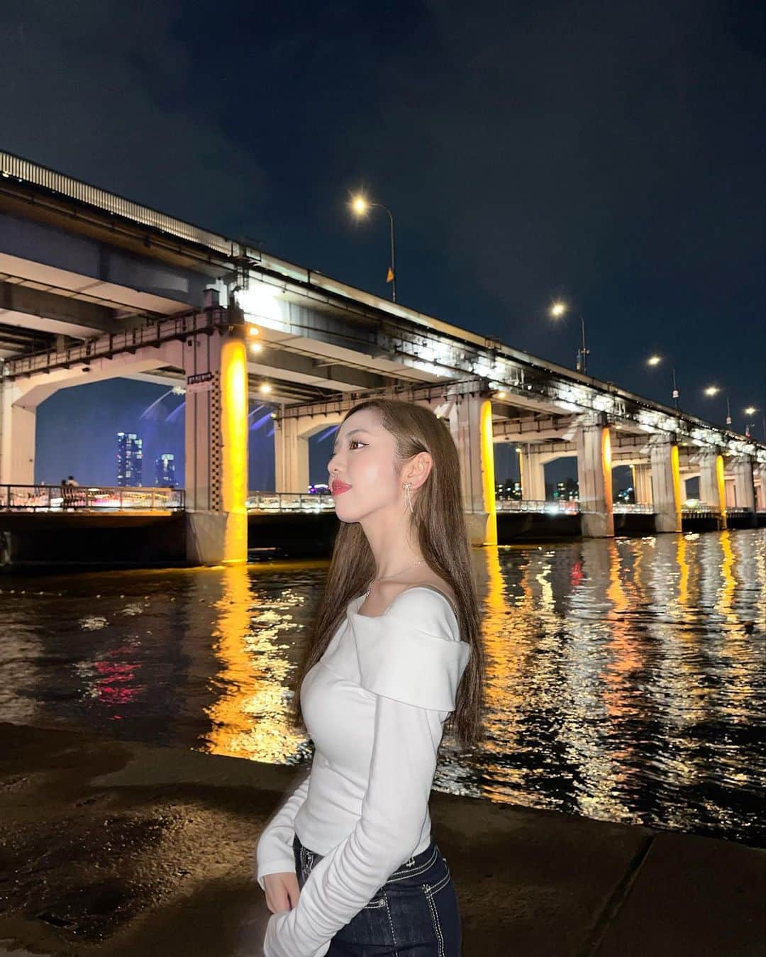 濵松里緒菜のインスタグラム：「漢江公園の月光レインボー噴水を 初めて見れて嬉しい🌈  このレインボー噴水と漢江を眺めながら、 お友達とピクニックするのいいね！  私もお友達とスパムおにぎりを 食べながら眺めていました🍣  たくさんの方が見に来ていて 韓国の人気スポットでした☺︎  #漢江 #漢江公園 #月光レインボー噴水  #レインボー噴水 #韓国 #韓国旅行 #旅行 #korea #hangang #hangangpark」