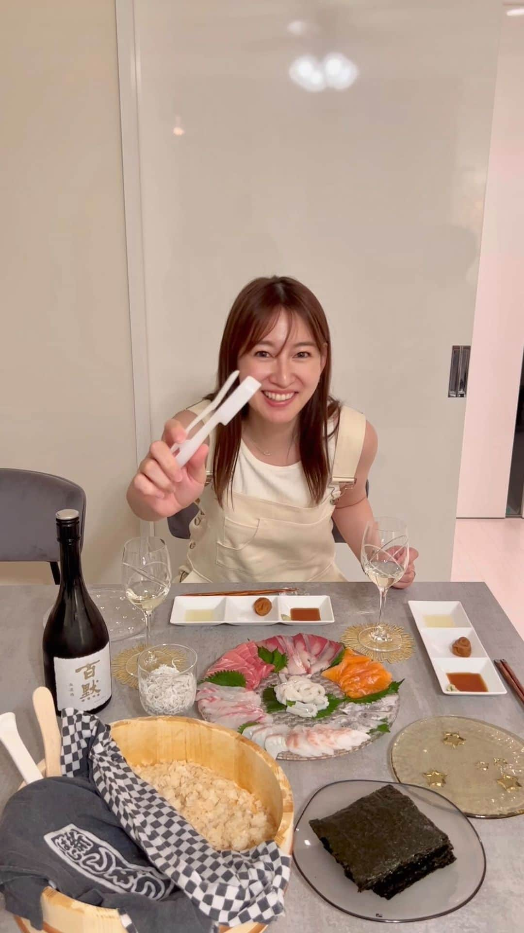 下田奈奈のインスタグラム：「久しぶりの夫婦リール🧑🏻👩🏻  「アラサーOLの週末楽ちん夫婦ご飯」 ♪〜音ありでぜひご覧ください〜♫  前回週末ご飯のリールが好評だったので 今回は手巻き寿司の日をご紹介します🐟🍣  元々お寿司が大好きな私たちは お家手巻き寿司が大好きで 月1以上は週末必ずやっています✌🏻  ⚪︎酢飯の作り方(米2合の場合) ・吟醸赤酢のすし酢 大さじ2 ・江戸前赤酢 大さじ1 ・ろく助の塩 ひとつまみ  手巻きだけどお寿司も楽しめる オススメグッズもご紹介しています✨  週末は私お昼寝しがちなので（笑） 夫が買い物行ってくれました〜🥱💤  美味しい魚見つけてくれて感謝🐟💕  #夫婦ご飯 #夫婦ふたりごはん #手巻き寿司 #手巻き寿司パーティー #週末ご飯 #週末の過ごし方 #夫婦生活 #夫婦円満 #夫婦円満の秘訣 #奈奈色日記 #アラサーol #アラサー夫婦」