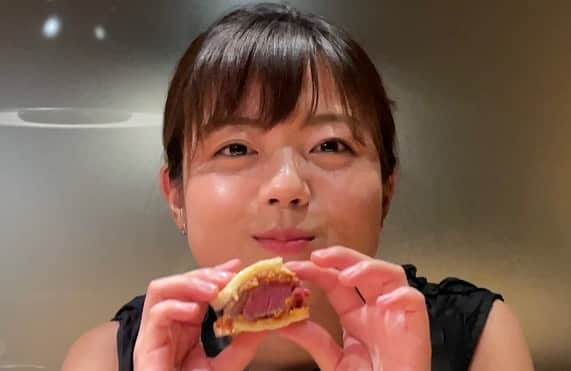 田村友里さんのインスタグラム写真 - (田村友里Instagram)「. 9月4日で27歳になりました💪 この日は美味しいお肉を前に、 ニヤニヤが止まらず🤤幸せだ！  周りで支えてくれる家族、友人、スタッフさん、 そして応援してくださる皆さんのおかげ様で、 毎日がやりがいと楽しさに溢れてキラキラしています。 本当にありがとうございます！  今年も充実した1年にするぞーー💐✨🙏 今後ともよろしくお願いします🏃‍♀️  #肉 #米 #好き  .」9月10日 15時36分 - yuri_tamura0894