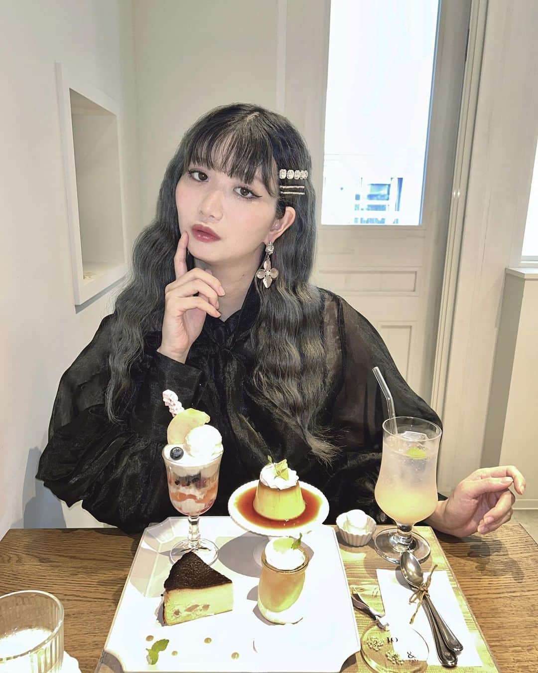 のインスタグラム：「@and_cafe_blancheur   ８月のフルーツ、桃のプレートで スイーツを４品いただきました  北海道の素材にこだわっていて どれもしあわせおいしかったです  #andcafeblancheur #北海道カフェ #札幌カフェ #カフェ巡り #アリスムカイデのティーパーティ  @dearis.official #dearis #dearisM #ブラックコーデ #ootd」