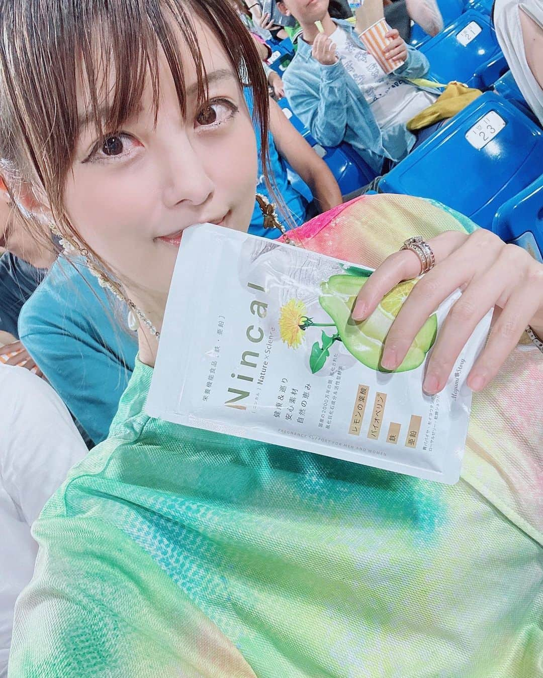 satomiのインスタグラム：「💊⚾️ ・ 今日はいつもの場所📍⚾️ ・ サプリは飲み忘れがちなので持ち歩いてます！今飲んでるのは（@megumistory_official）様の ニンカルサプリ🫧 ・ オーガニックレモン100%の天然葉酸サプリで 1日3粒飲むだけ🍋妊活だったりお肌にもいいから女性にオススメ🫧 ・ ・ まけほー！ でもオスナと坂本のホームラン見れたのでご機嫌です🫶🫶 ・  #ニンカル #Nincal #葉酸サプリ #妊活サプリ #妊活　 #神宮球場 #ナイトルーティン #ヤクルトスワローズ #巨人 #ジャイアンツ #唐揚げ  #野球観戦 #東京ドーム #中日ドラゴンズ #楽天イーグルス #千葉ロッテマリーンズ #ソフトバンクホークス #西武ライオンズ #坂本勇人 #オスナ #村上宗隆 #横浜べイスターズ  #denaベイスターズ  #牧秀悟 歌いたい」