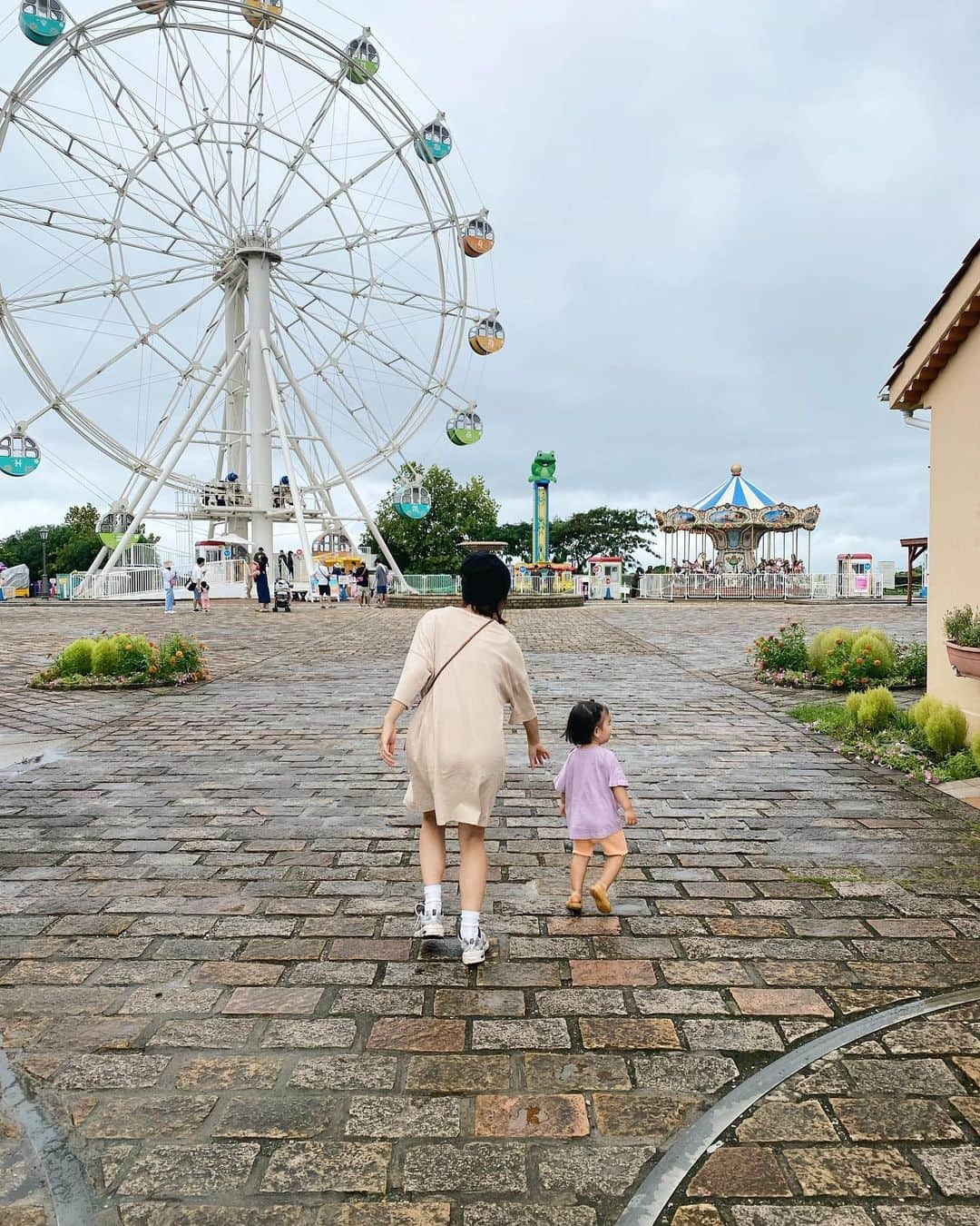 井村亜里香さんのインスタグラム写真 - (井村亜里香Instagram)「リニューアルしたソレイユの丘へ🎡 観覧車に乗ったり動物と触れ合ったり 新しい経験を沢山したsuiは大はしゃぎ♡  公園もじゃぶじゃぶ池もあるし 子供連れには最高の場所！  入場料は無料で各エリアで料金がかかるのですが 現金払いが多くてクレジットカードも 使えないので現金必須💰 (我が家は現金がなくてかなりあせりました🥹💦)  長いベースというエリアで クレジットカードや IC払いできる機械があるので 入場したらはじめにここのエリアにいって チケットをまとめ買いするのをおすすめします🎟️✌️ チケット買いすぎちゃっても入り口の管理施設で 払い戻しもできました✨  オートキャン場もあったから 今度はキャンプしにいきたいな🏕️  #yokosuka#soreiyunooka  #長井海の手公園ソレイユの丘 #ソレイユの丘 #横須賀観光  #子連れスポット#子連れお出かけ #子連れキャンプ」9月10日 15時52分 - arika_imura