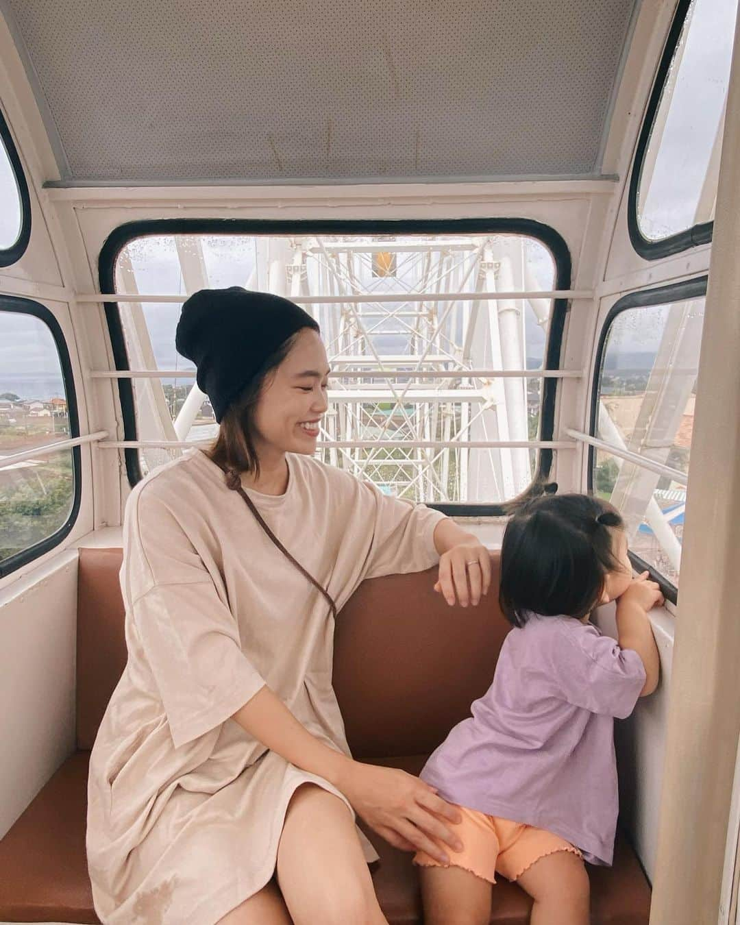 井村亜里香のインスタグラム：「リニューアルしたソレイユの丘へ🎡 観覧車に乗ったり動物と触れ合ったり 新しい経験を沢山したsuiは大はしゃぎ♡  公園もじゃぶじゃぶ池もあるし 子供連れには最高の場所！  入場料は無料で各エリアで料金がかかるのですが 現金払いが多くてクレジットカードも 使えないので現金必須💰 (我が家は現金がなくてかなりあせりました🥹💦)  長いベースというエリアで クレジットカードや IC払いできる機械があるので 入場したらはじめにここのエリアにいって チケットをまとめ買いするのをおすすめします🎟️✌️ チケット買いすぎちゃっても入り口の管理施設で 払い戻しもできました✨  オートキャン場もあったから 今度はキャンプしにいきたいな🏕️  #yokosuka#soreiyunooka  #長井海の手公園ソレイユの丘 #ソレイユの丘 #横須賀観光  #子連れスポット#子連れお出かけ #子連れキャンプ」