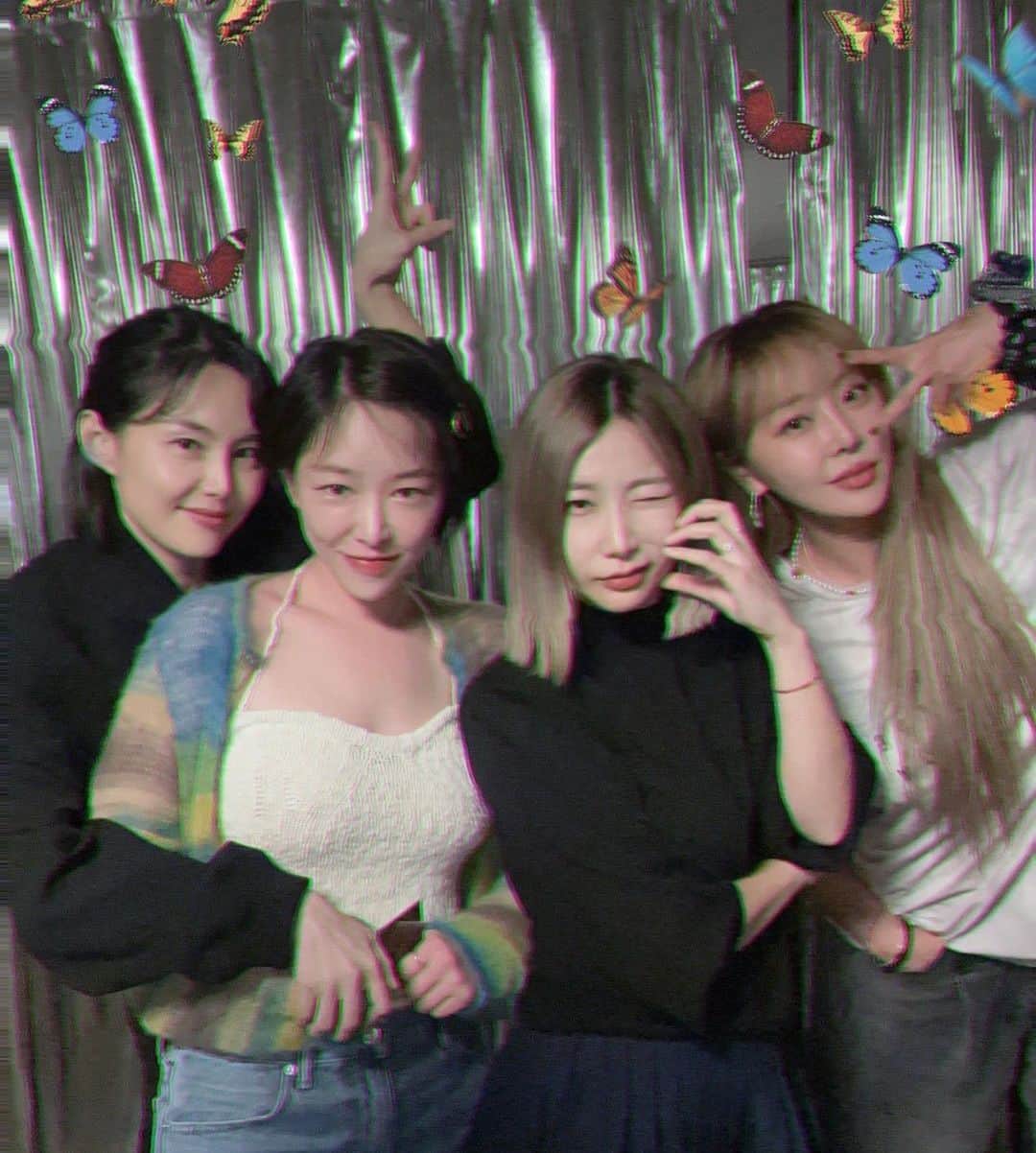 ジェアのインスタグラム：「우리 멤바들 🖤자주자주 놀러온나!  제아 작업실 오픈기념 회동 ~👯‍♀️  가인아 선물 고마워 🫶 트레이에 이쁜거 요미요미 올릴께 😘」