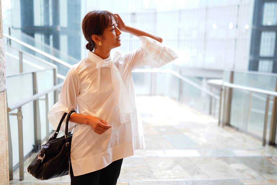 前田有紀のインスタグラム：「先週は仕事で度々六本木ヒルズへ。新卒から10年間勤めた場所なのでいつきても懐かしい！なるべくきちんとして、背筋を伸ばしていたい気持ちになります。  この日は、CELFORD @celford_official のベルスリーブリボンブラウスとテーパードパンツを。真面目な打ち合わせ続きで、きちんとしたい日にとてもありがたいセットでした。  ブラウスのリボンは外すこともできて、ちょっと斜めにしてみたら、自分らしく着られた。物を運んだり、手元で何かしたりの作業がしやすかった。鎌倉に帰ってからの買い出しや色々な用事、子どもの迎えはリボン外してさらに動きやすく。（どうせ兄弟にひっぱられると警戒）色々なシーンで使えそうです。  #celford #セルフォード @celford_we_love #celfordwelove #pr」