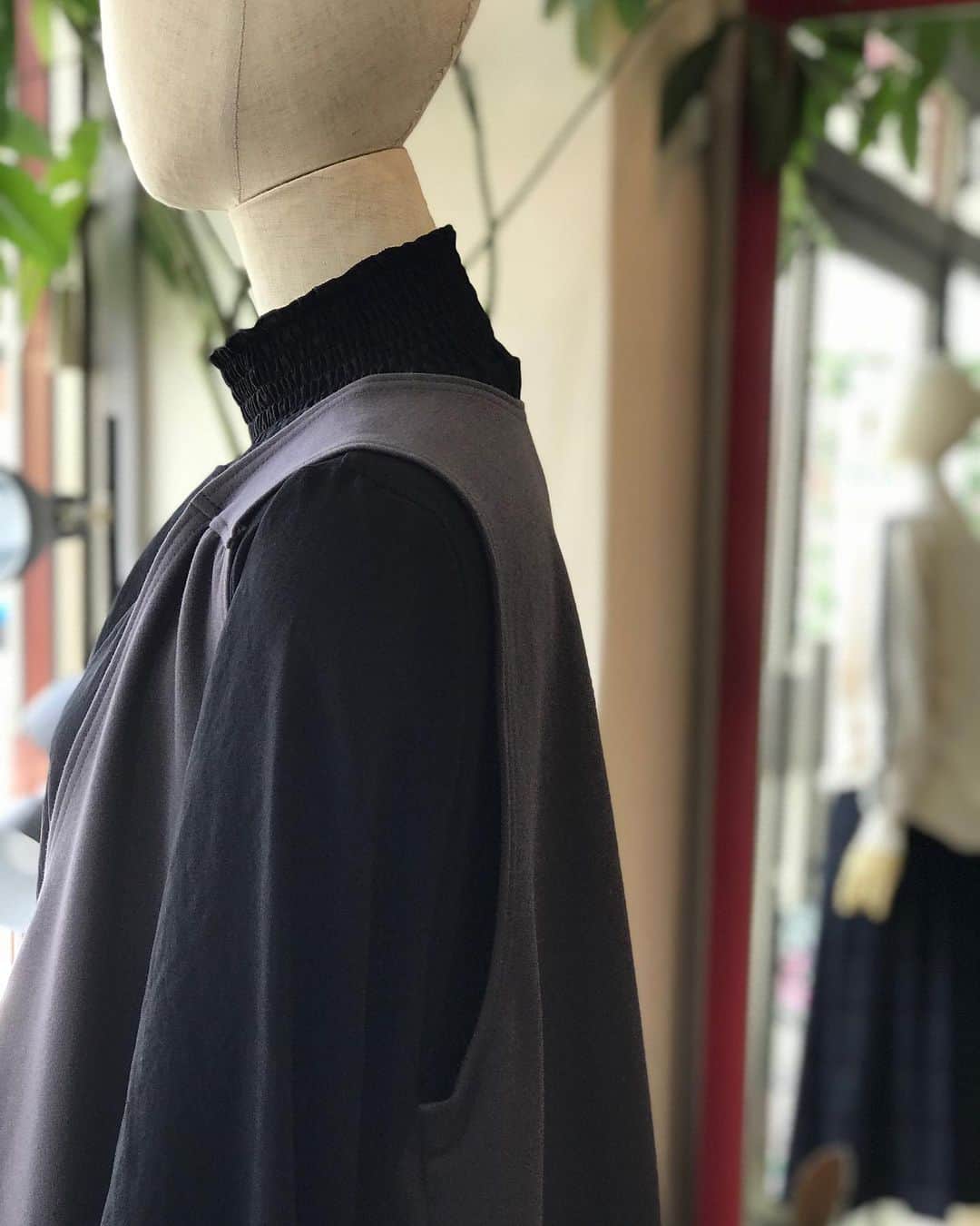 M2companyのインスタグラム：「《pareatsu》  カットソーのジレ。  いつものスタイルに、 ちょっとプラス。  サイズ／ フリー  カラー／ ライトグレー チャコールグレー ブラック  素材／ 綿95%  ポリウレタン5%  【BASE】 https://pareatsu.base.ec  #pareatsu #パレアッツ #m2company #エムツーカンパニー #2023AW #新作秋物 #秋物 #ジレスタイル #ジレ #おしゃれさんと繋がりたい  #ciao_varano」