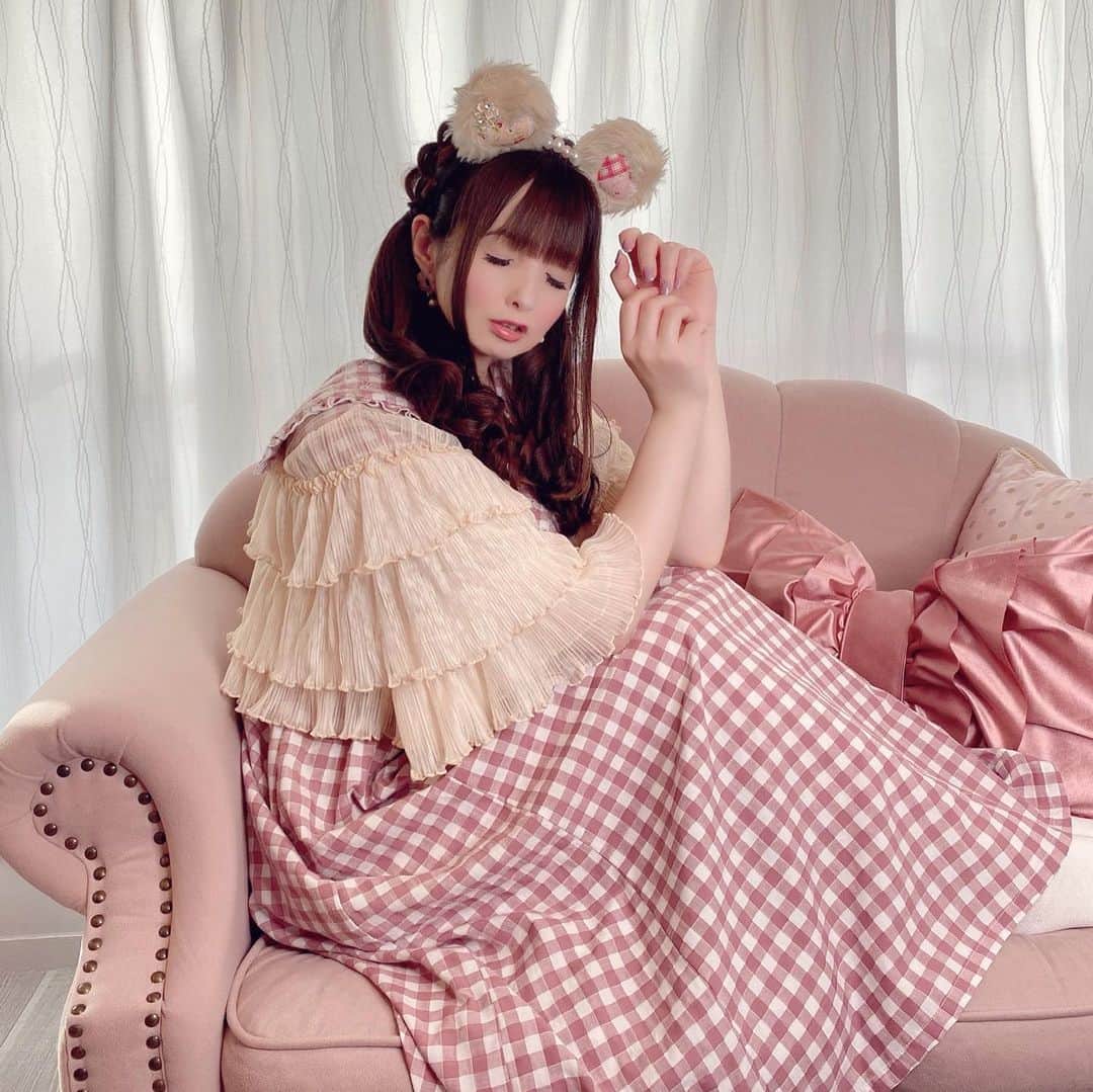 伊藤芽衣のインスタグラム：「朝晩がちょっとだけ 涼しく 過ごしやすくなってきたので。 ⁡ merry jennyさんの @merryjenny_instagram  ⁡ 五分袖の シアーチュールボレロカーディガンが 手持ちの夏服に プラスのアイテムとして ちょうど大活躍しています♡ ⁡ めいちは、 アイボリーを選びました♡ ⁡ ♡♡♡♡♡ ⁡ PR  @merryjenny_instagram さま ⁡ ありがとうございます♡ ⁡ #メリージェニー　 #メリジェニ #merryjenny  #pr」