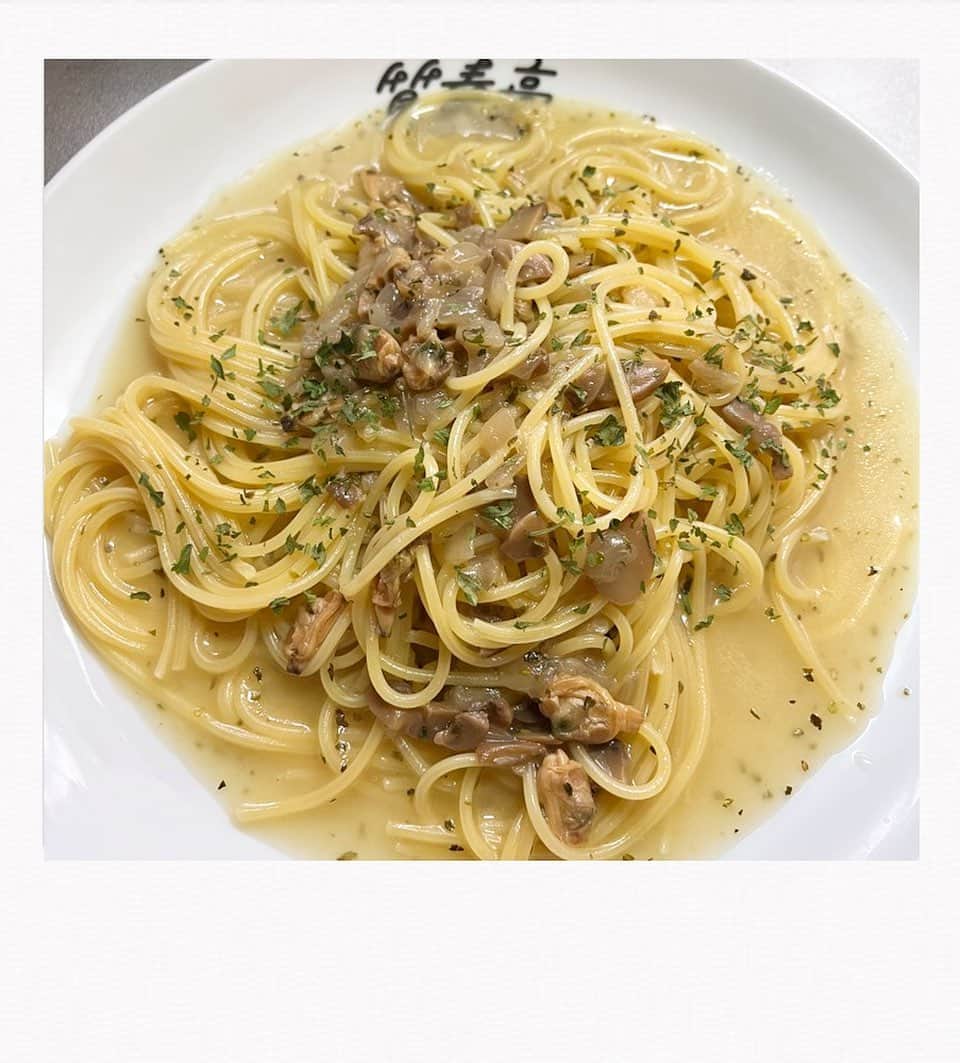 かせきさいだぁのインスタグラム：「本日の質素亭、『マ・マー あさりコンソメ』のパスタ❤️いつもの質素亭レシピでマジ美味しいのです〜😋 #質素亭 #しっそ亭   フライパンにオリーブオイル少々、ニンニク（チューブので可）少々、炒めて香りづけ。レトルトソースを入れてグツグツします。 バジル・オレガノを入れ風味を足します。茹で上がったパスタを混ぜて出来上がり！美味しい😋」