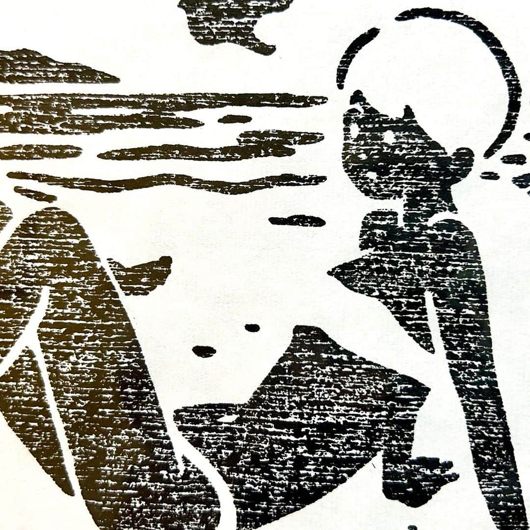 白根ゆたんぽのインスタグラム：「告知遅くなりましたが個展「島のはなし」本日最終日20時までの開催です。、このあと16時過ぎくらいから在廊してます。いろいろサービスしますよ（何の？）皆んなで島のはなしをしましょう。写真の木版画も昨日から販売中です。よろしくお願いいたします。高円寺VOIDにて。 @void_koenji」
