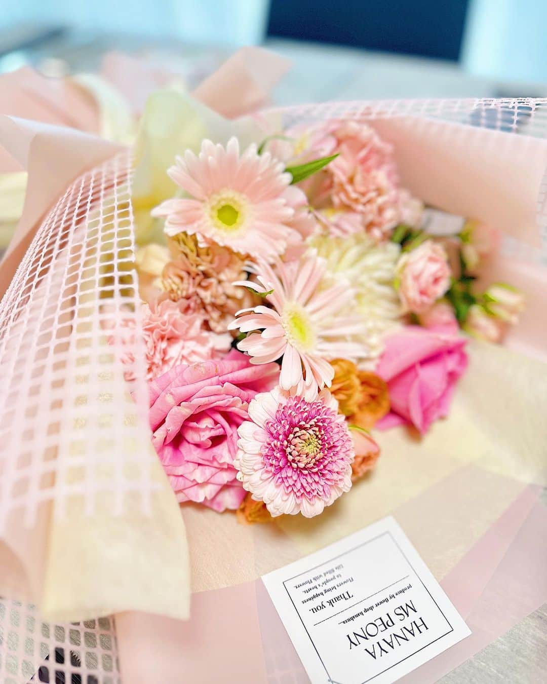 のインスタグラム：「妹が誕生日にくれた花束💐♡ とっても可愛いありがとう🩷  @mspeony_osaka    #花束  #誕生日  #ブーケ」