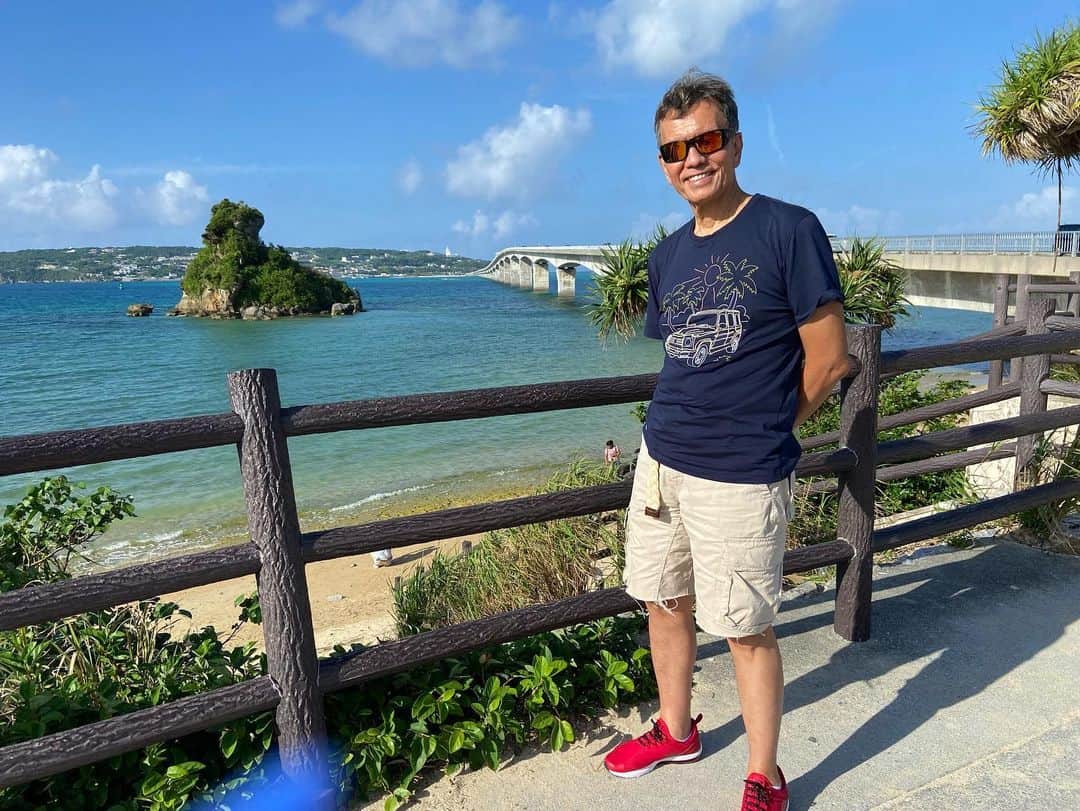 ヒロ寺平さんのインスタグラム写真 - (ヒロ寺平Instagram)「Okinawa  Okinawa  沖縄に遊んだ。  沖縄そば。 ダイビング。 ハイビスカス。 美ら海水族館。 古宇利島散策。 ホビーキャット・ディンギー。  そしてデスクワーク⁈⁈  ちょびっとの時間をたんと遊んだ。  #沖縄 #ヒロ寺平 #ヒロT」9月10日 16時02分 - hiroteradaira