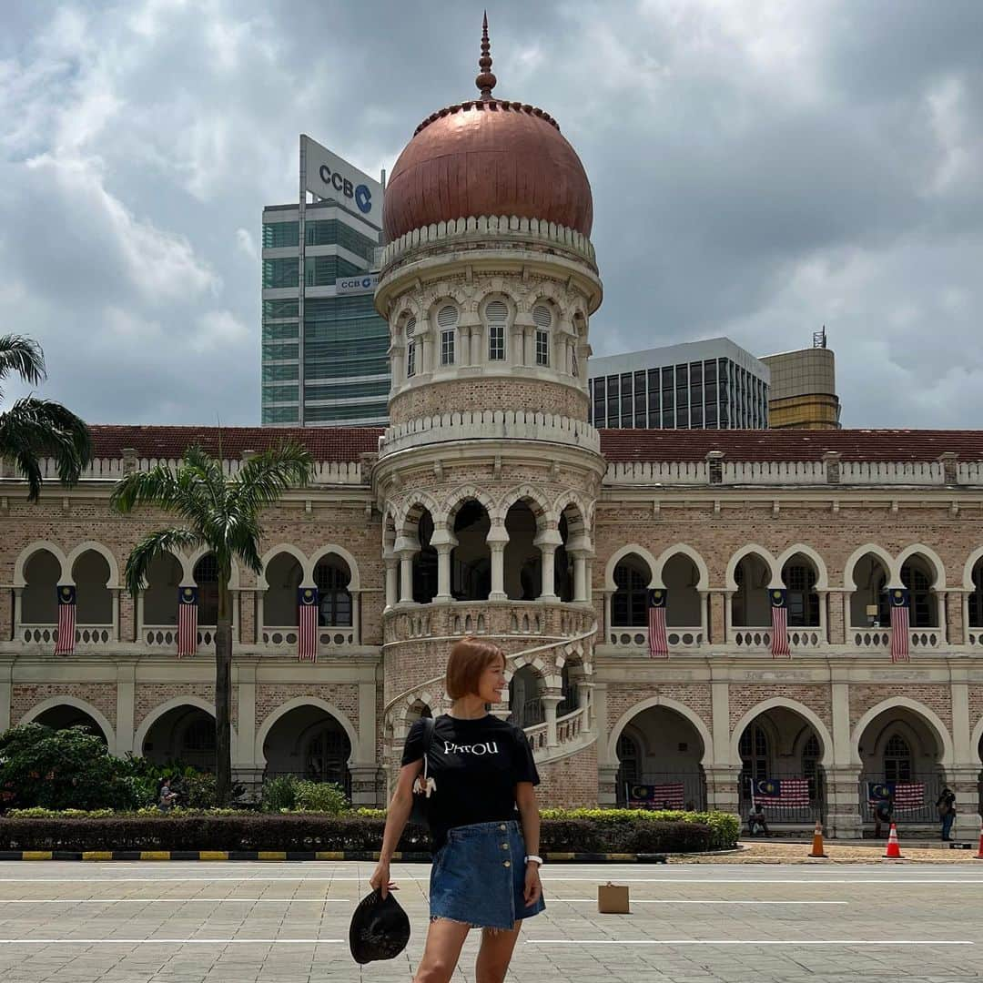 紺谷みえこさんのインスタグラム写真 - (紺谷みえこInstagram)「マレーシア独立記念日は盛大でした。 子供の頃は世界史も日本史も苦手だったのに、 大人になるとどちらも大好きなのなぁぜなぁぜ♡  ということで最高裁判所とは思えない、可愛い建物の前で。(みんなもここで撮ってた。笑)  この日は殆ど寝てなかったのですが、 それでも外に出たいと思わせてくれる 素敵な国。  #メルデカ広場  #マレーシア　#母子留学　#最高裁判所　#独立記念日　#Malaysia #HariMerdeka #JalurGemilang  #shingle mam #model  #Merdeka #travel  #patou #fashion  #HariMalaysia #DataranMerdeka」9月10日 16時03分 - mieko113081