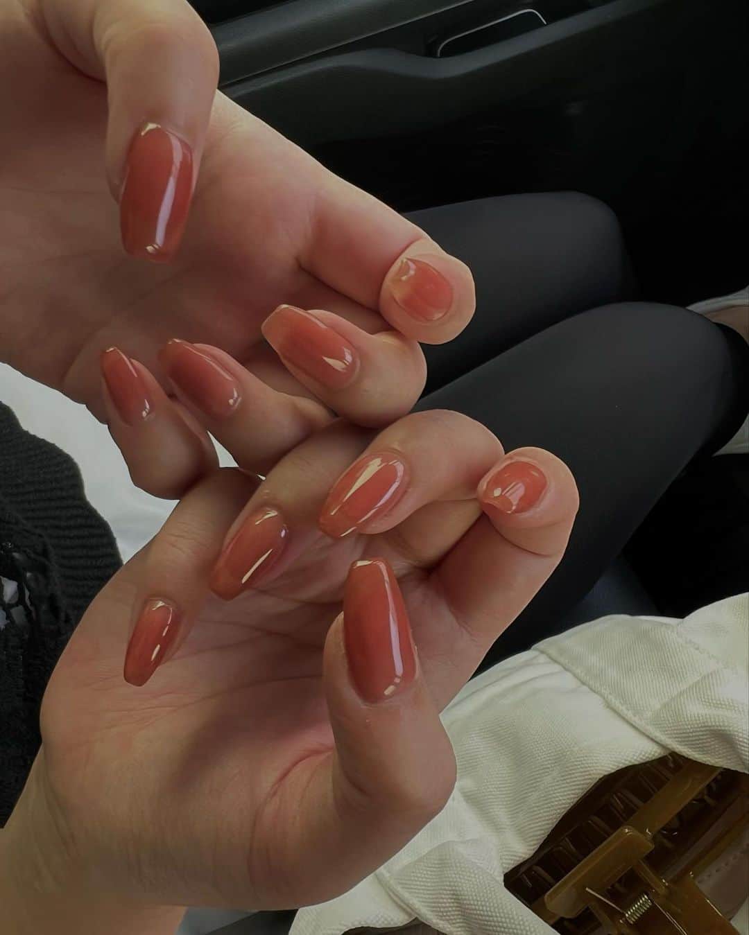 Honokaのインスタグラム：「. .  New Nails 🍁  夏のイメージで透け感と 秋のイメージでルイボスティーカラー🤭  可愛すぎる🥰🥰」