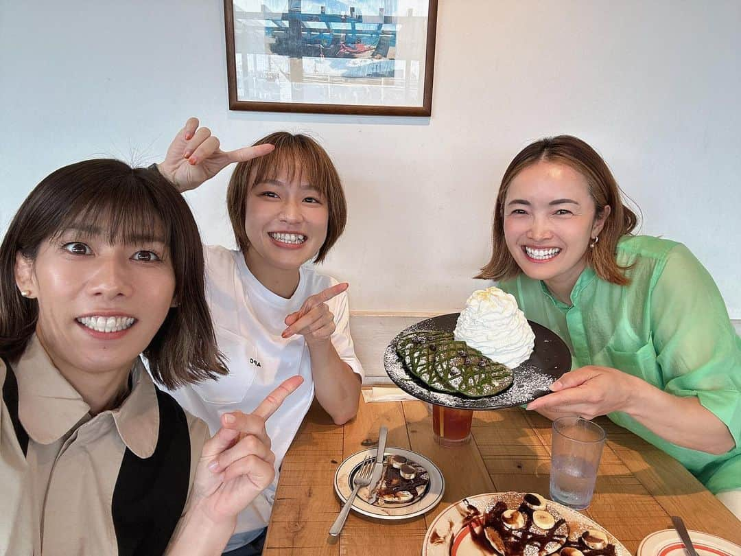 清澤恵美子のインスタグラム：「先日、30歳を迎えた絵莉の プチ誕生日祝いに3人で カフェへ😆🩷  パンケーキを食べながら 沢山話して沢山笑って 楽しかったな🥞♡  可愛い後輩ちゃんのお祝いが できて良かった🥰🫶  30代も思っいきり楽しんでね♡  エミコちゃん！ 40代も負けずに楽しもう😆  #プチ誕生日会 #カフェ #エミコちゃん #絵莉」