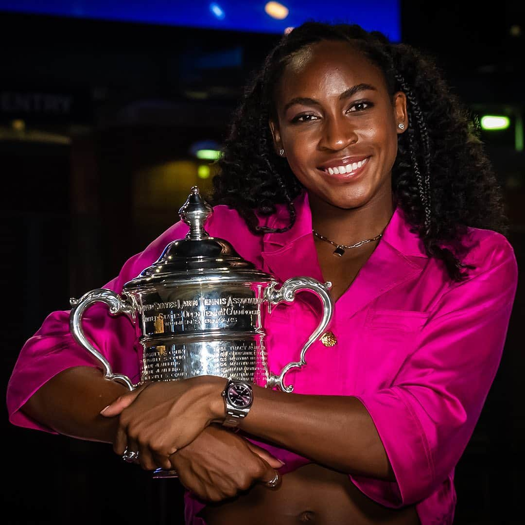 WTA（女子テニス協会）さんのインスタグラム写真 - (WTA（女子テニス協会）Instagram)「Coco & Co. 👨‍👩‍👧  @cocogauff with dad Corey & mom Candi after she won her first Grand Slam title at the @usopen 🥹  #USOpen」9月10日 16時15分 - wta