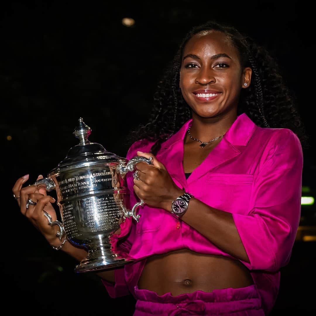 WTA（女子テニス協会）さんのインスタグラム写真 - (WTA（女子テニス協会）Instagram)「Coco & Co. 👨‍👩‍👧  @cocogauff with dad Corey & mom Candi after she won her first Grand Slam title at the @usopen 🥹  #USOpen」9月10日 16時15分 - wta