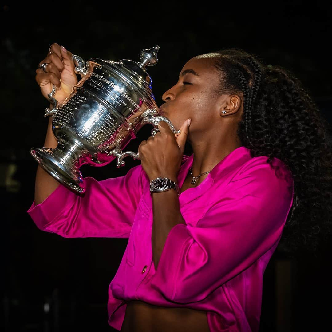 WTA（女子テニス協会）さんのインスタグラム写真 - (WTA（女子テニス協会）Instagram)「Coco & Co. 👨‍👩‍👧  @cocogauff with dad Corey & mom Candi after she won her first Grand Slam title at the @usopen 🥹  #USOpen」9月10日 16時15分 - wta