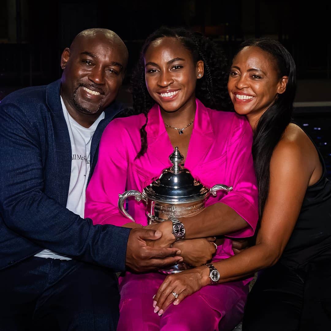 WTA（女子テニス協会）のインスタグラム：「Coco & Co. 👨‍👩‍👧  @cocogauff with dad Corey & mom Candi after she won her first Grand Slam title at the @usopen 🥹  #USOpen」