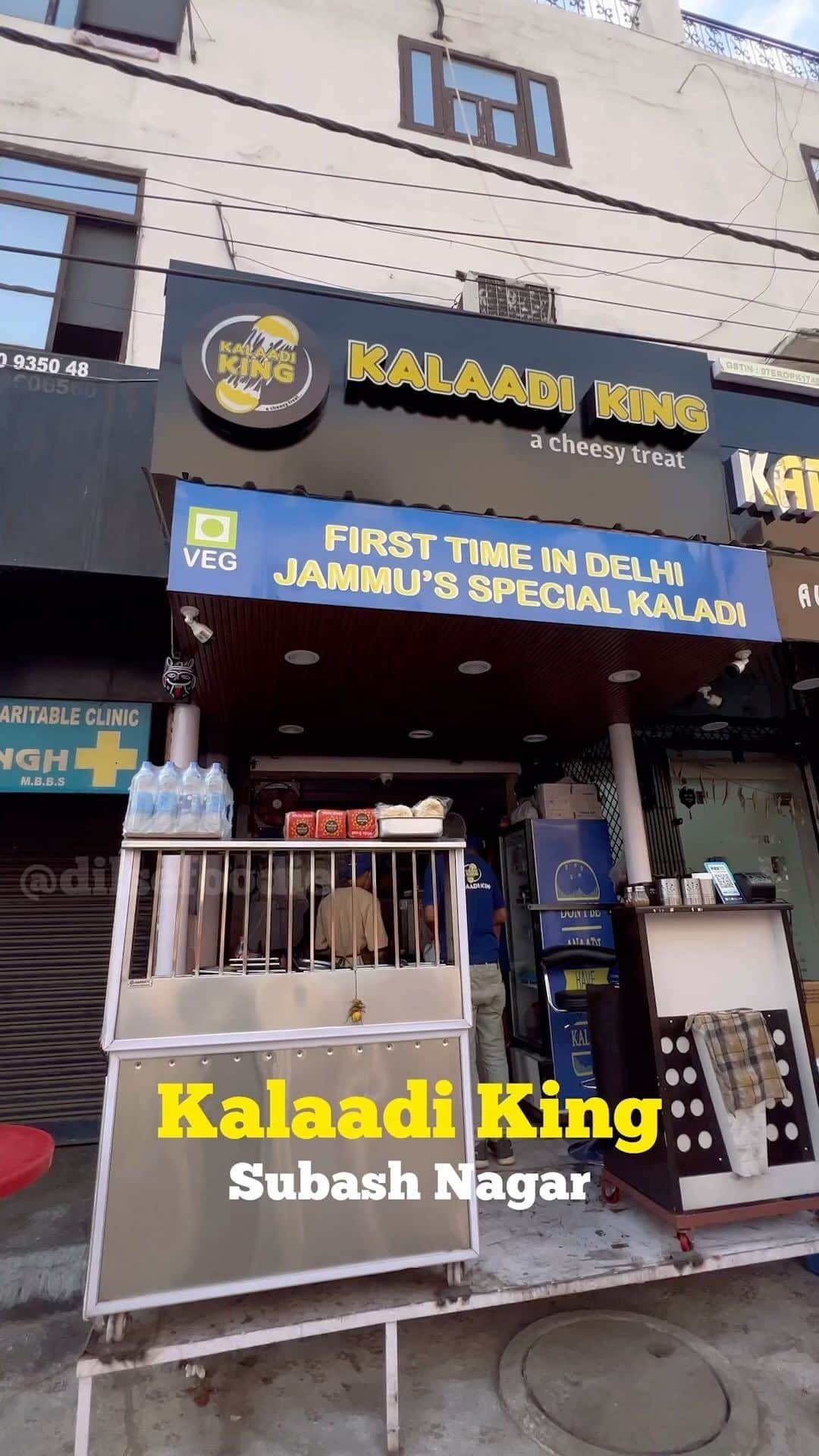 Karan Duaのインスタグラム：「We tried this Jammu Kalaadi At Kaladi King, Subhash Nagar  Taste was good but price is double from jammu kaladi and kalaadi size also small as compared with jammu kalaadi.   But must try this place if you haven't tried yet #dilsefoodie #dilsecouple #jammu #foodfood #kalaadikulcha」