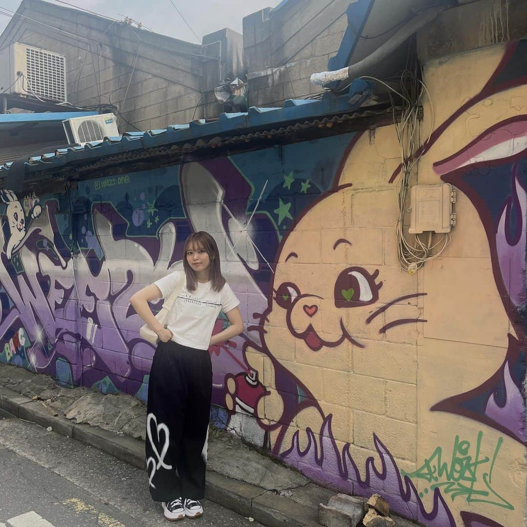 石井香帆のインスタグラム：「韓国旅行🇰🇷 ソンスにあるNewJeansのうさぎが描いてある壁だよー🐰♡」